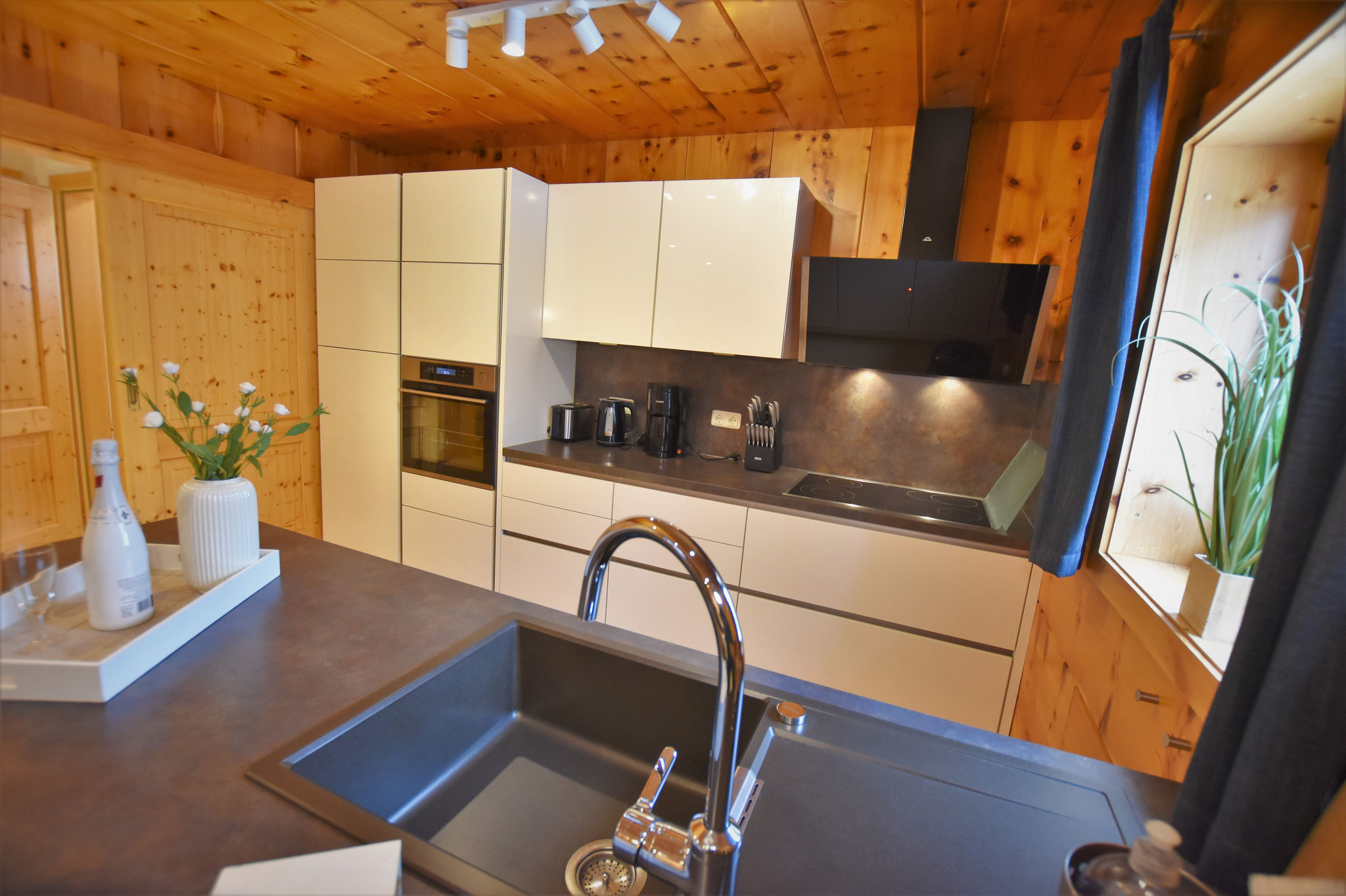 Zirbenwald-Lodge - große Küche mit Esszimmer