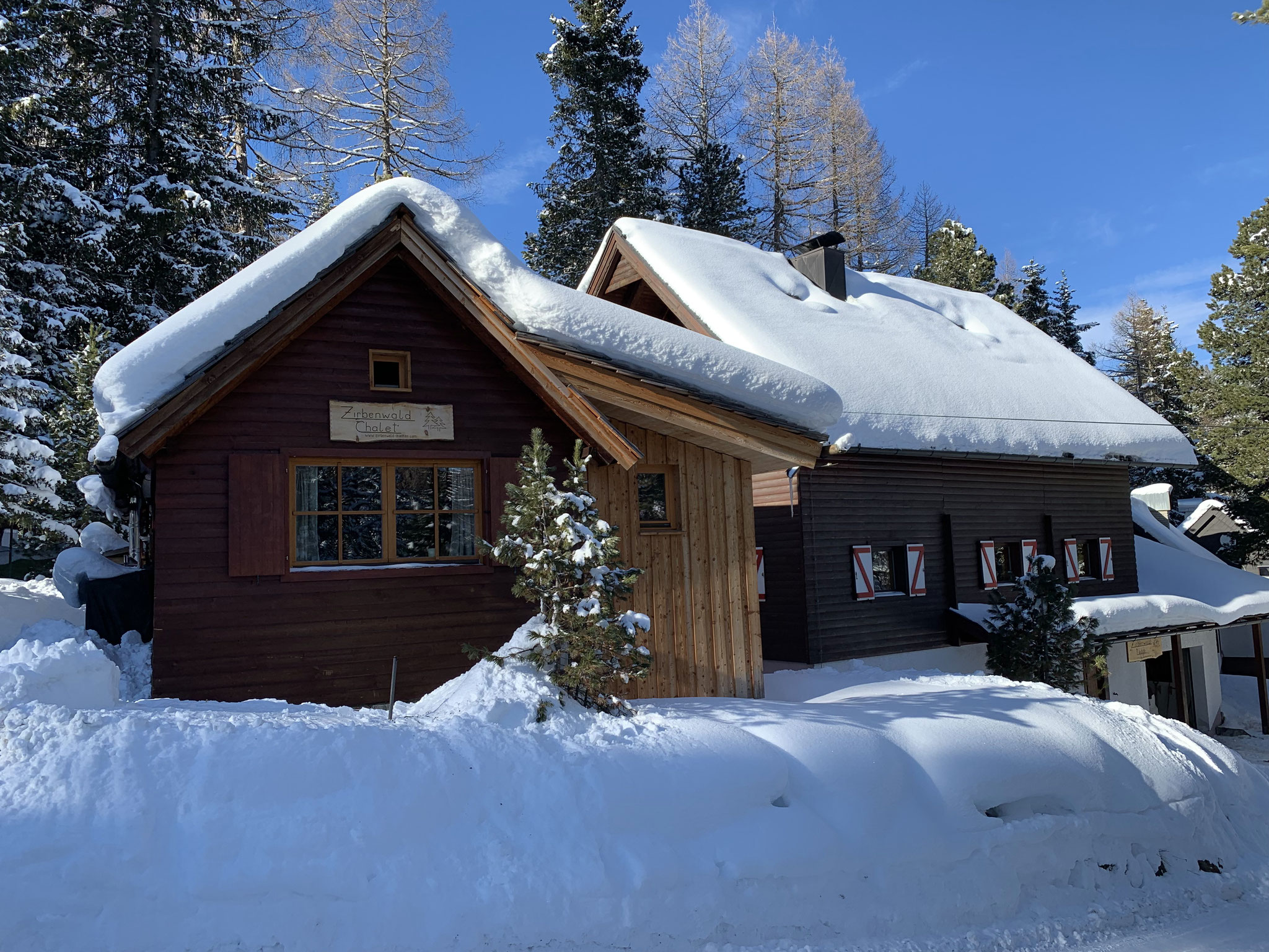 Winter im Hintergrund unsere Zirbenwald Lodge
