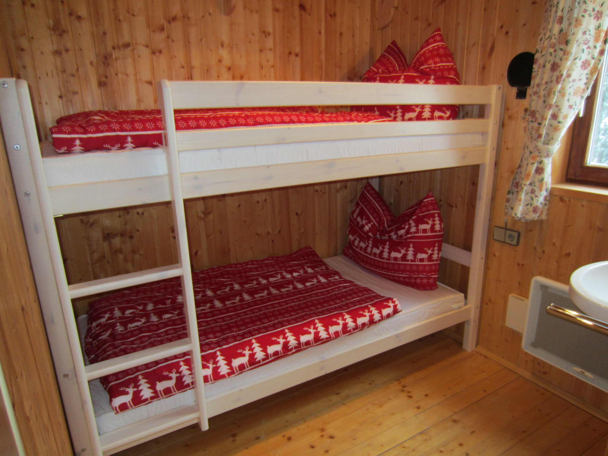 Schlafzimmer mit Stockbett und Waschgelegenheit auf Wohnbereichebene