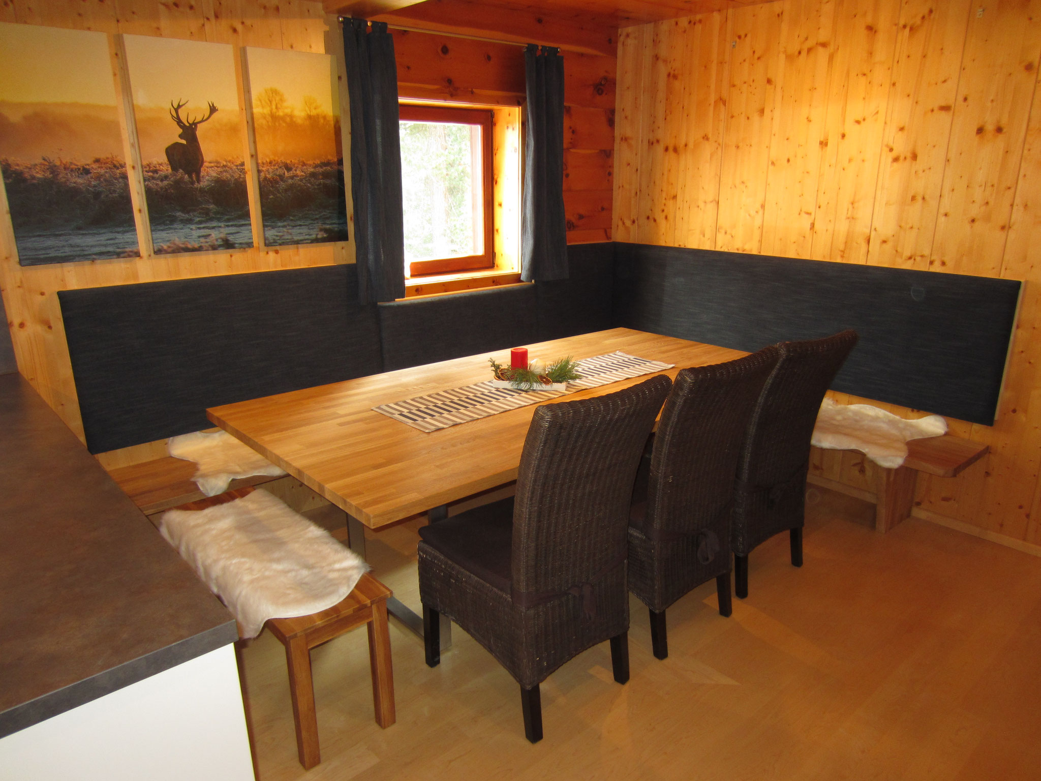 Zirbenwald Lodge - Essbereich angrenzend zur offenen Küche