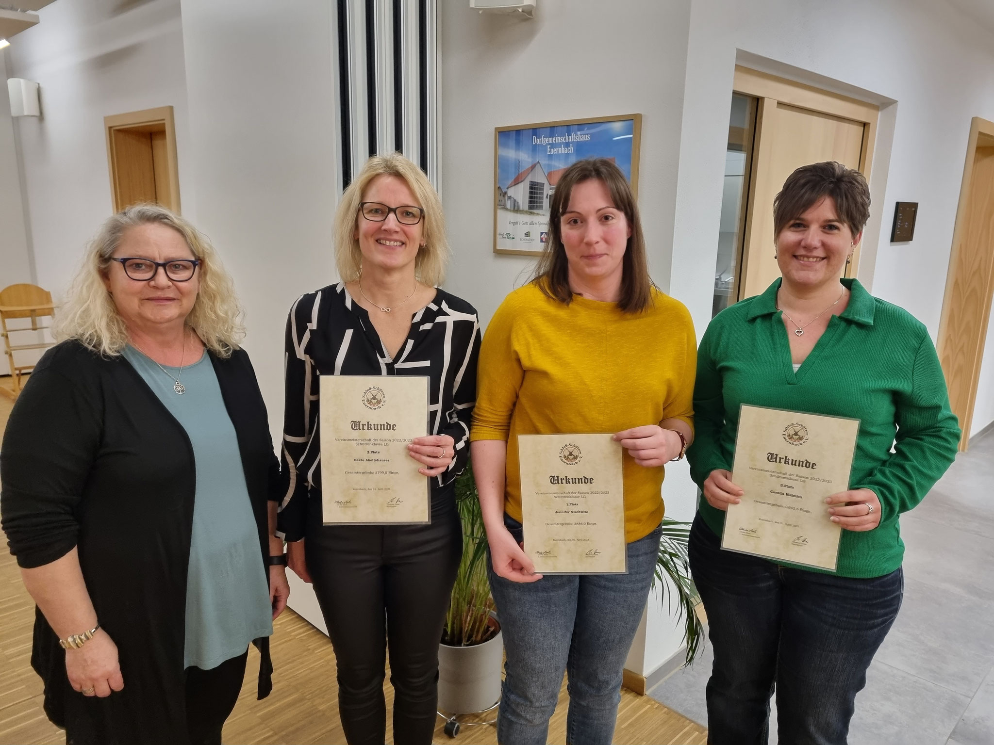 v.l.n.r.: Erste Schützenmeisterin Ulrike Moll, Beate Abeltshauser, Jennifer Nischwitz, Carolin Halmich