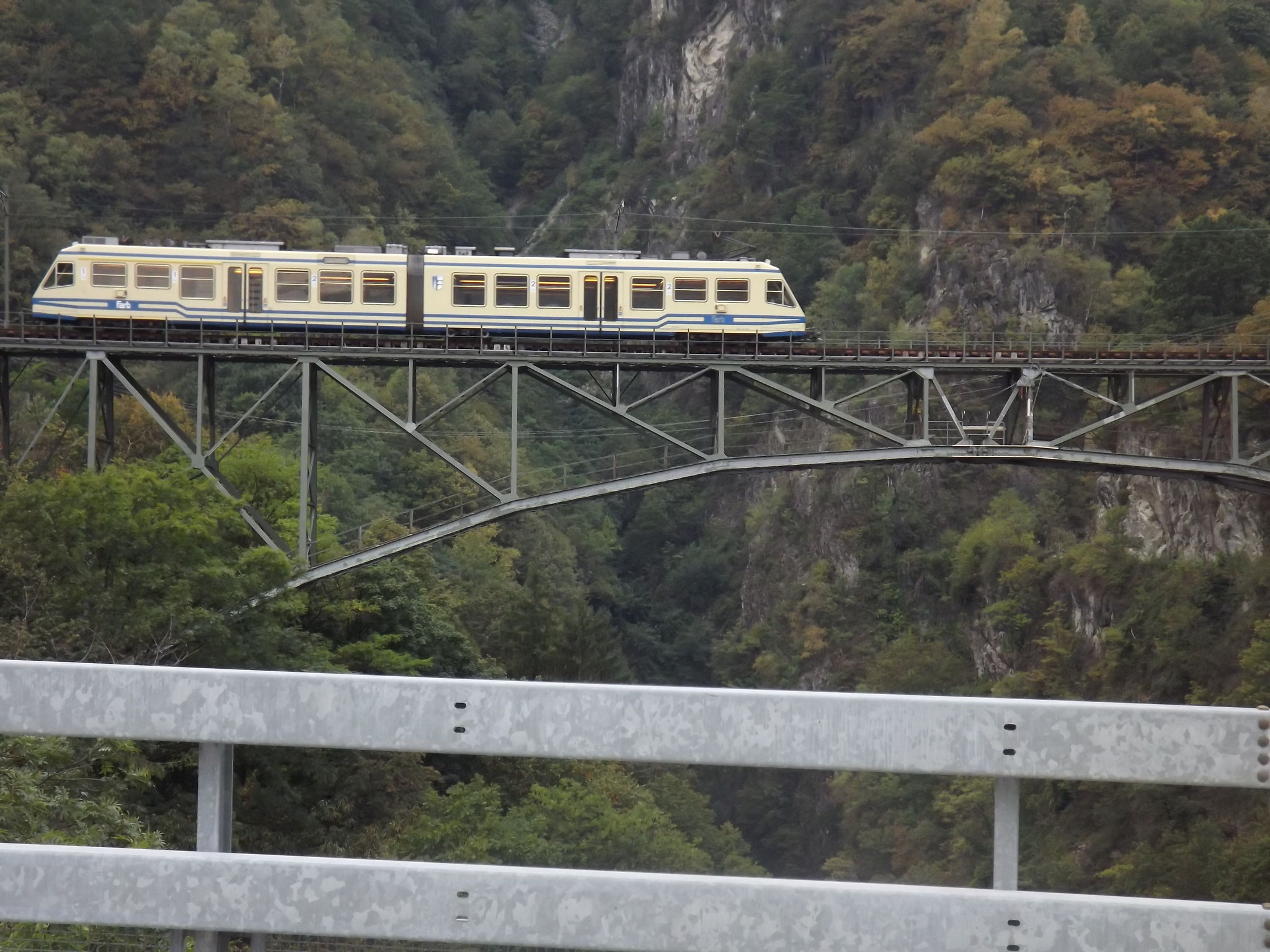 auch Züge fahren auf diesen historichen Brücken