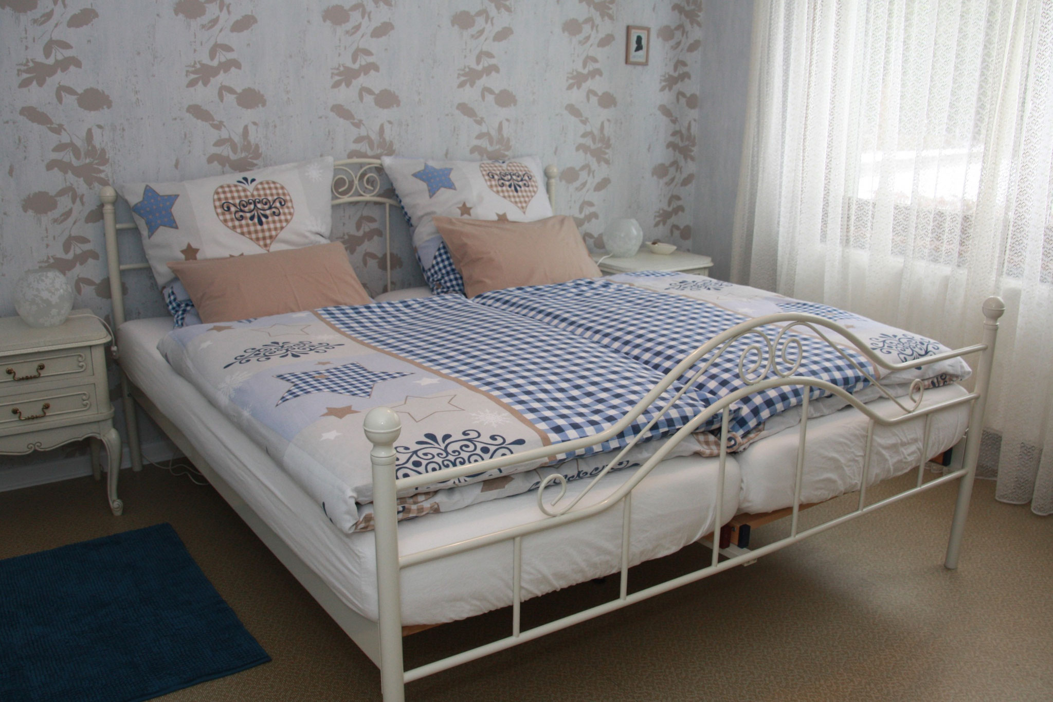  Schlafzimmer mit großem Doppelbett (1,80 x 2,00 m) 