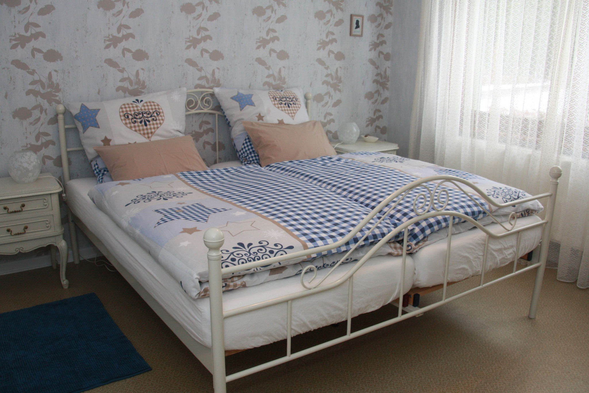 Slaapkamer met groot tweepersoonsbed (1.80 x 2.00 m) 