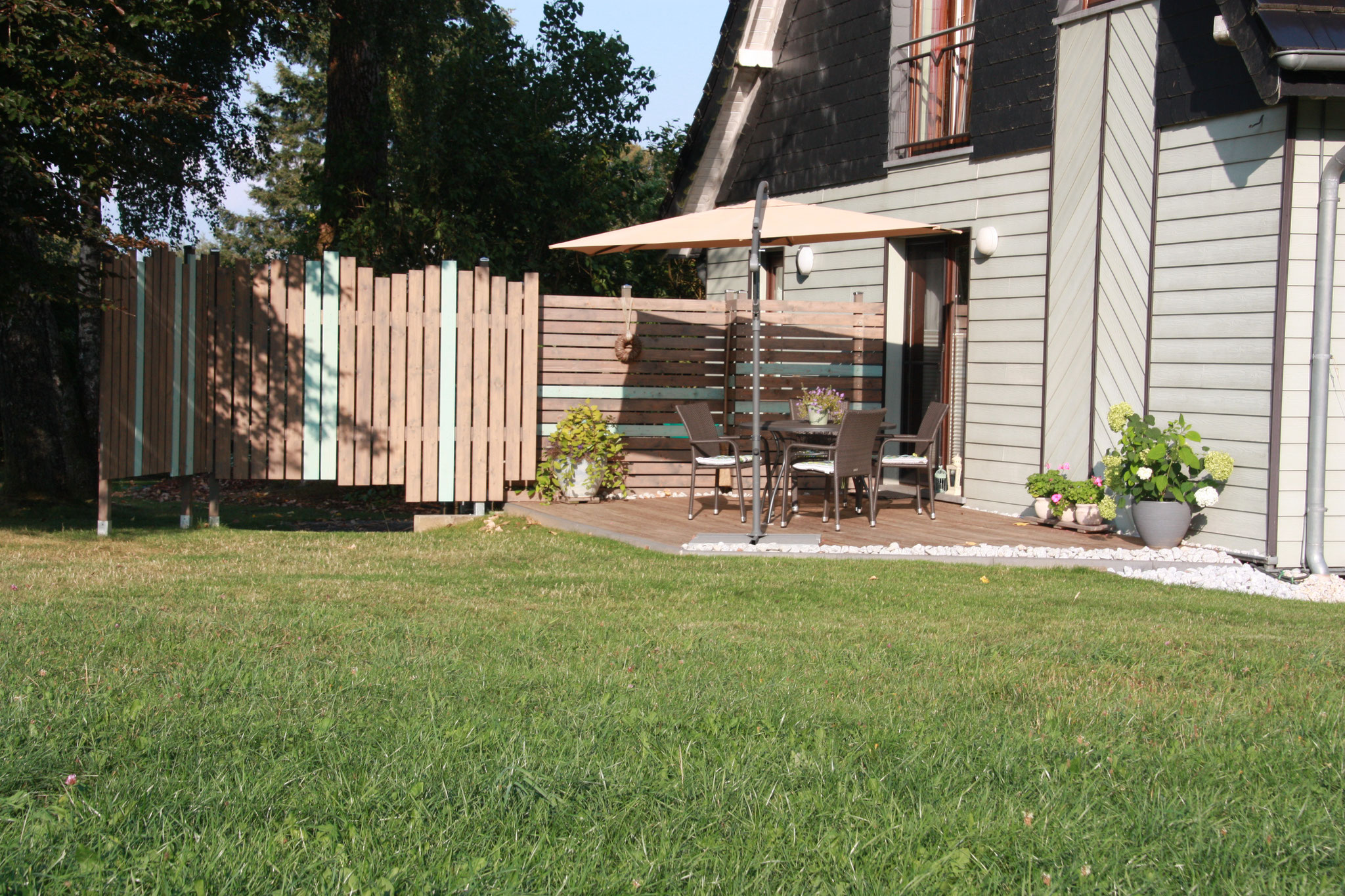 Zonneterras in de zomer aan de tuin- en boszijde