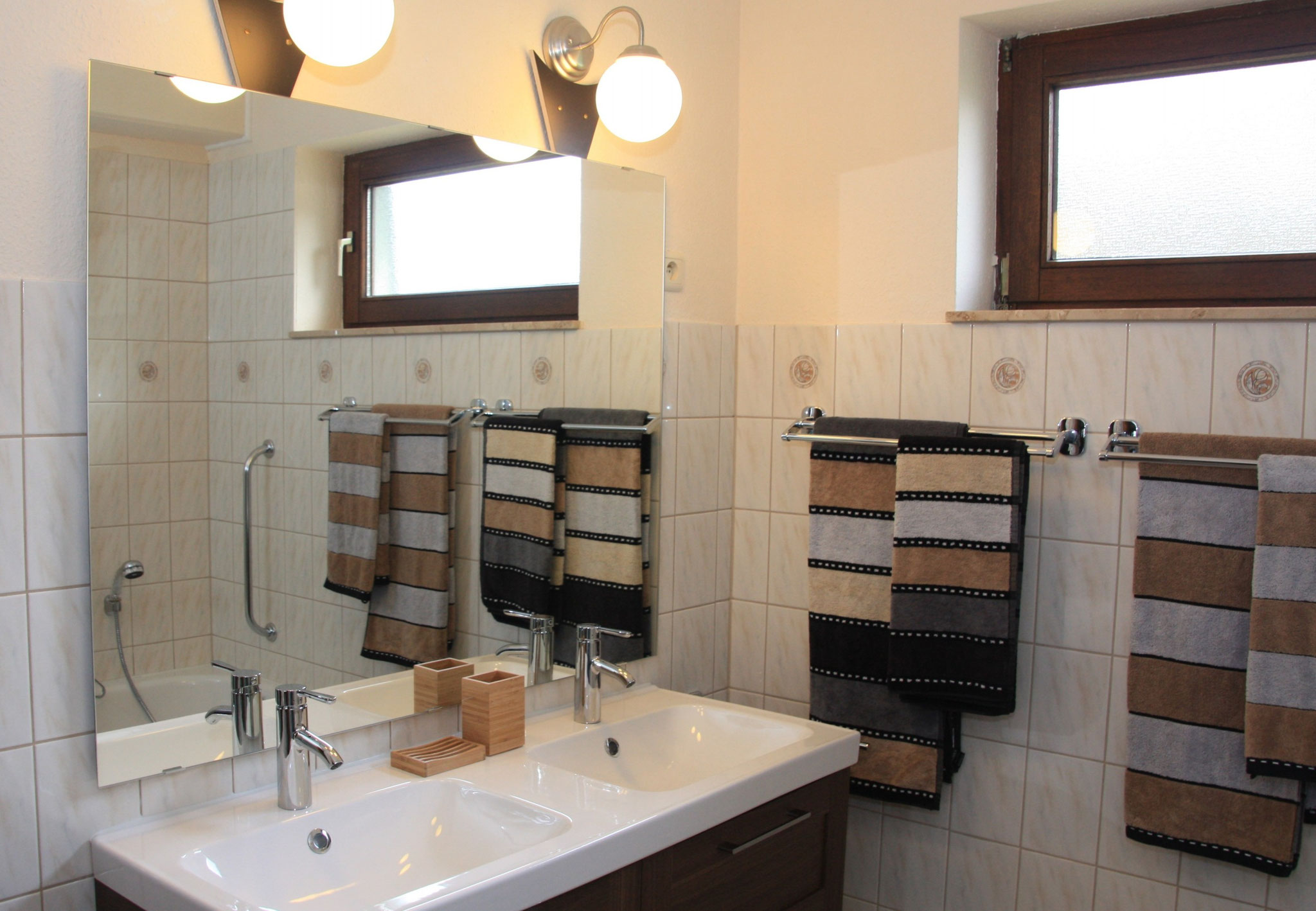 Badkamer met dubbele wastafel 