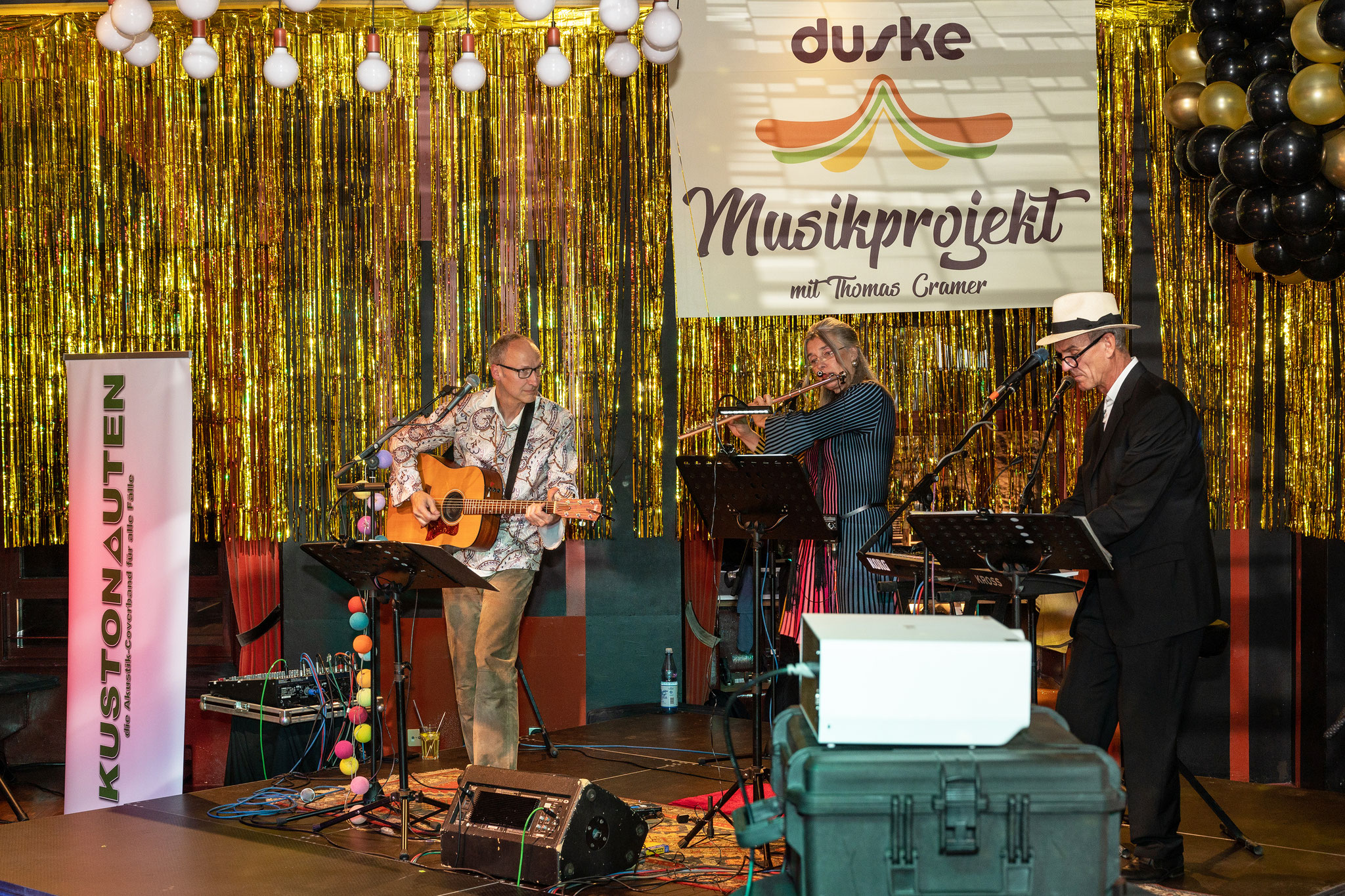 Akustonauten live on stage