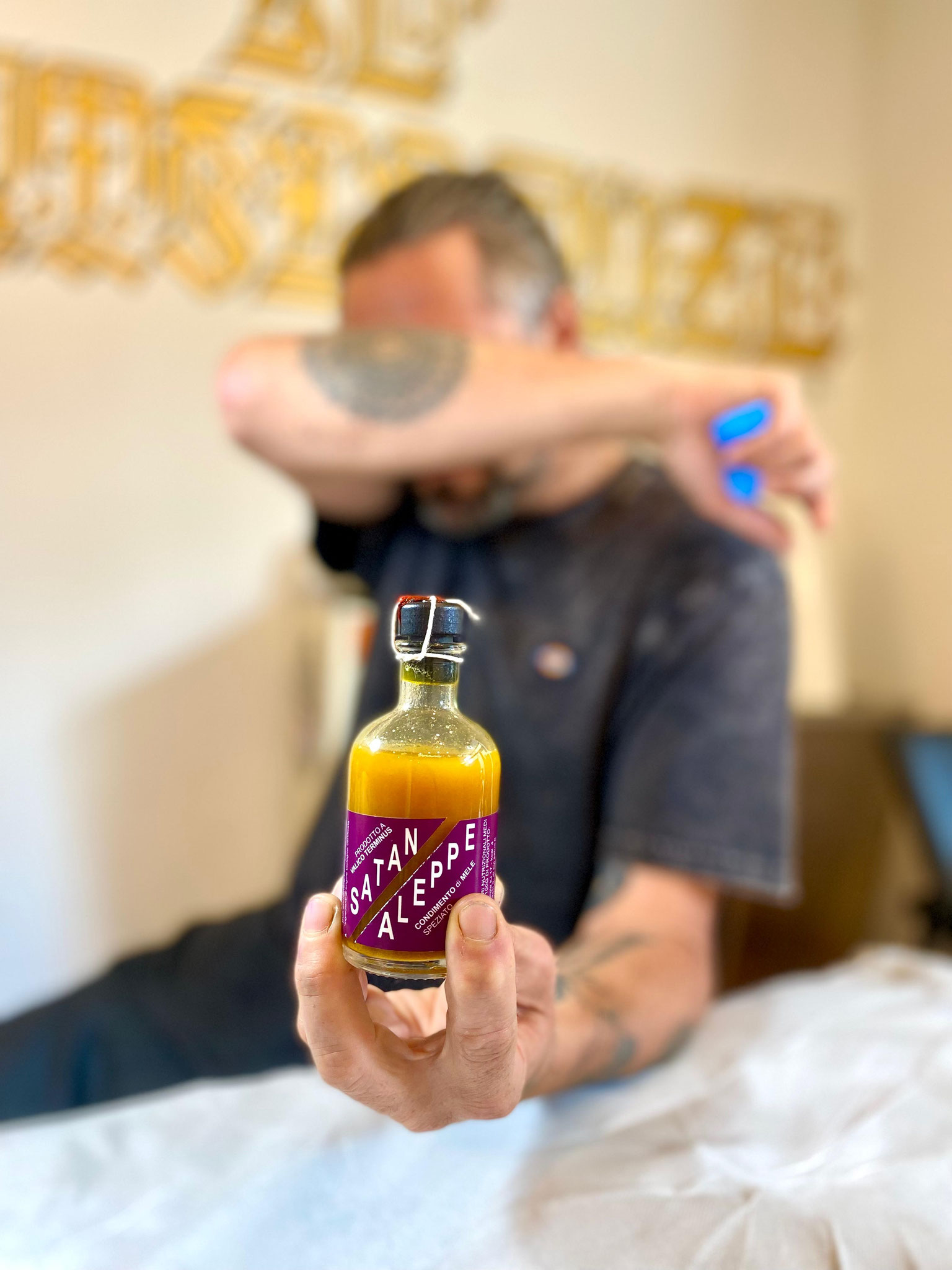 Satan Aleppe è un aceto di mele bio non pastorizzato che rifermenta con 11 spezie diverse