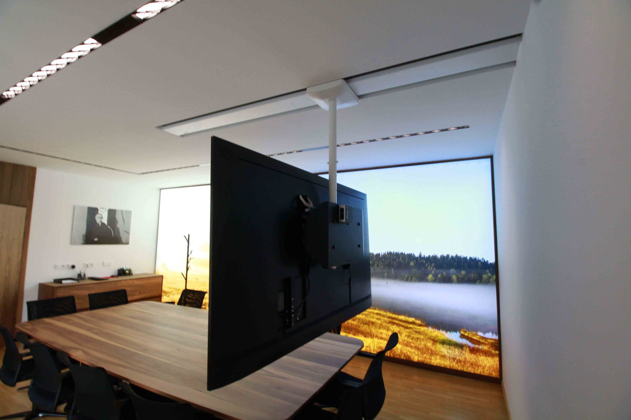 Supporto da soffitto per TV girevole a 360 gradi, regolabile in altezza,  inclinabile e scorrevole - ScreenTrain supporto TV scorrevole a soffitto
