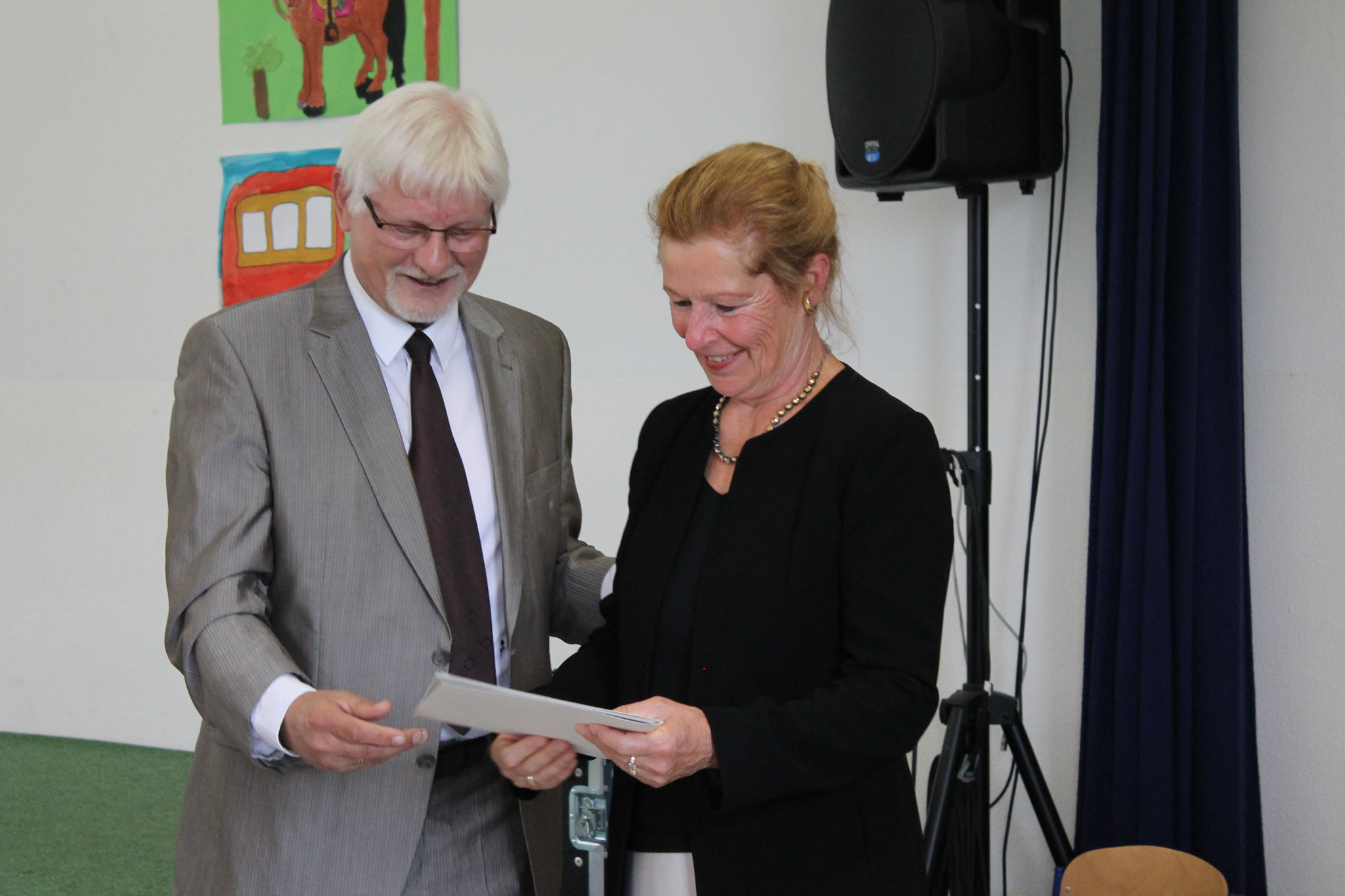 Frau Reinhold erhält ihre Urkunde zum Ruhestand.