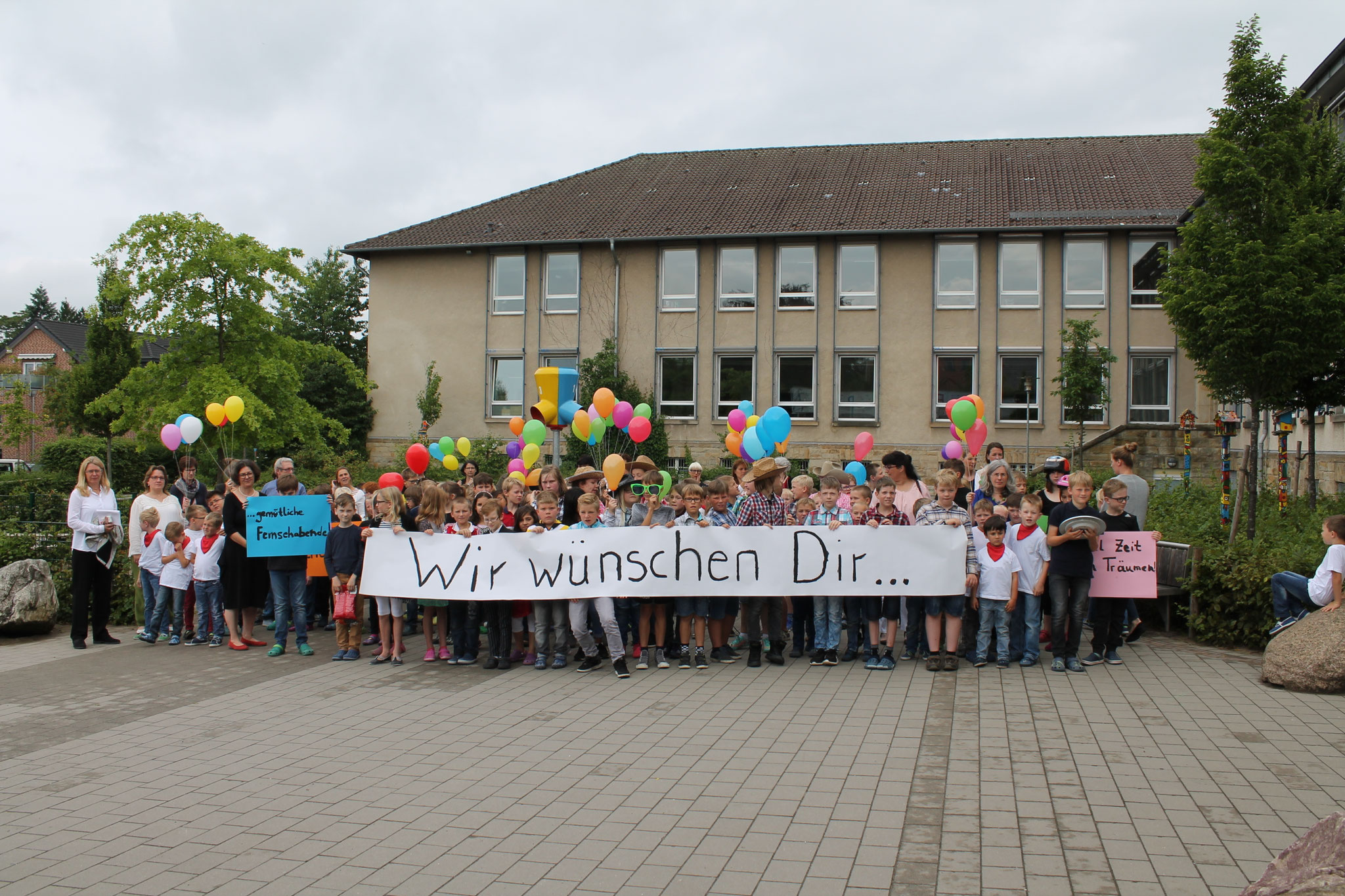 Auf dem Schulhof werden vielfältige Wünsche überreicht.