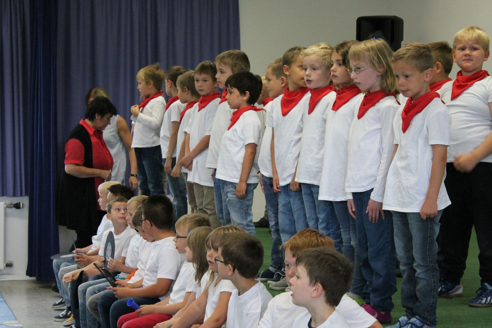 Die S1-Schüler singen ein Busreise-Lied.