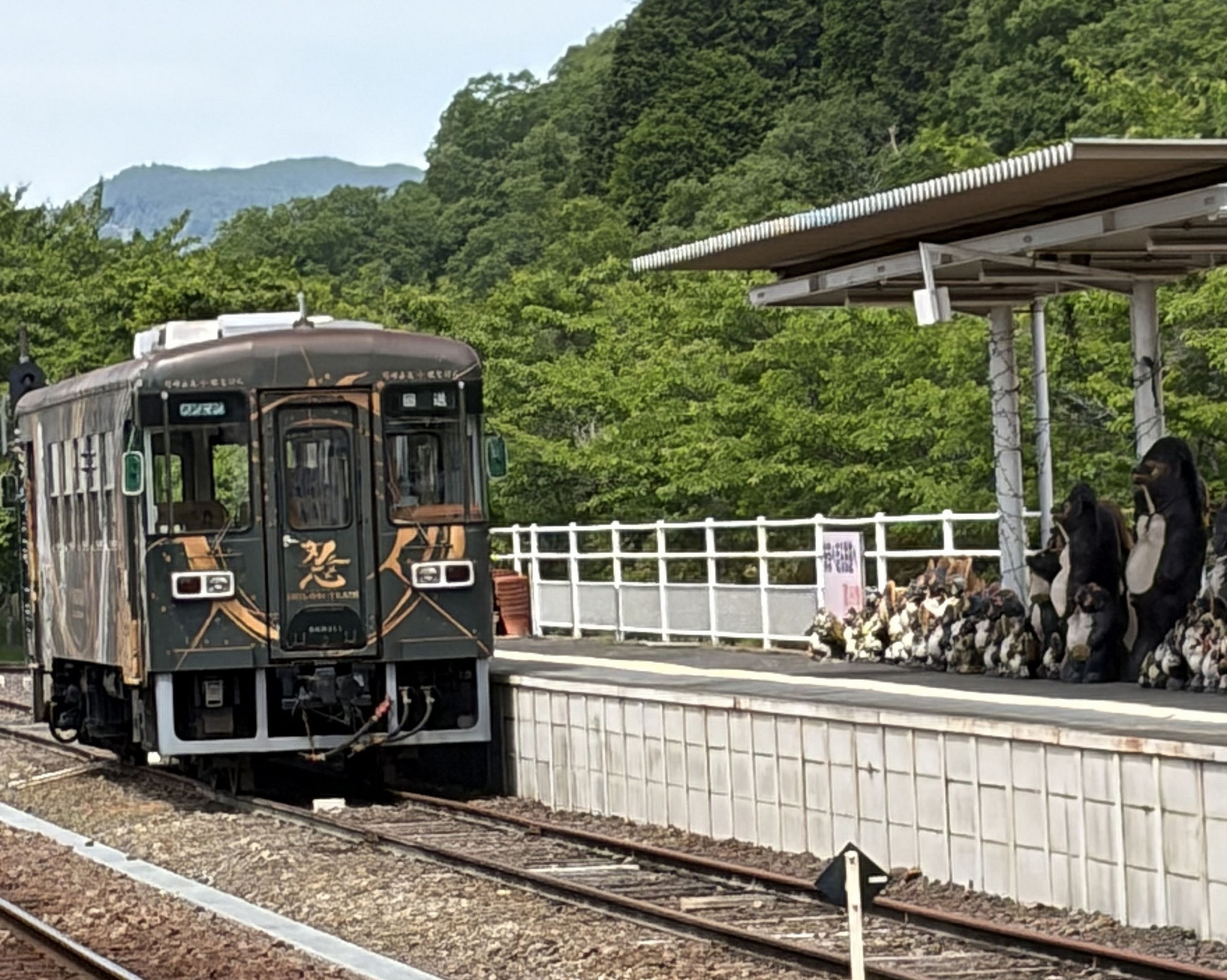 信楽高原鉄道の列車とたぬき