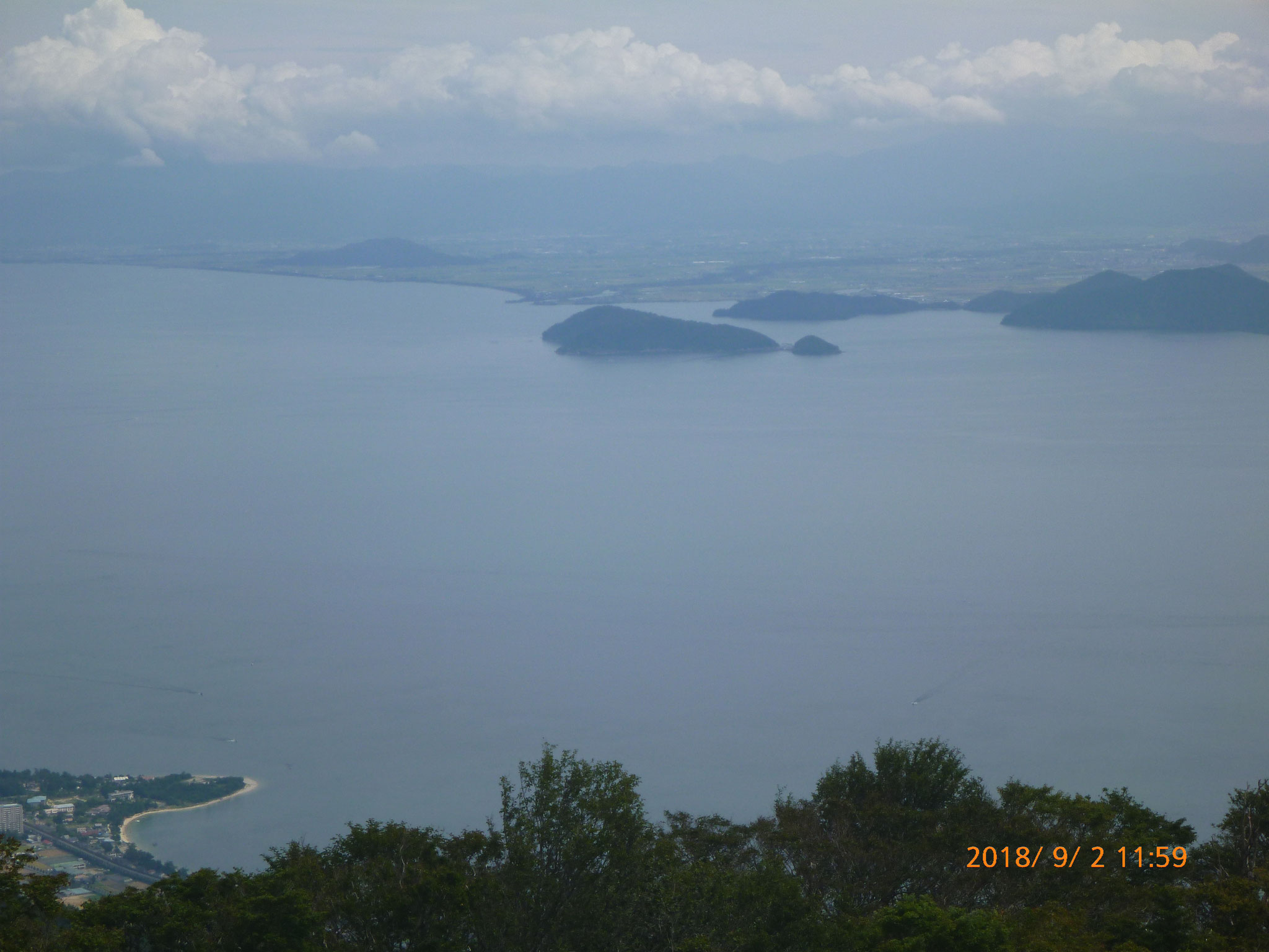 ホッケ山から琵琶湖東岸を望む