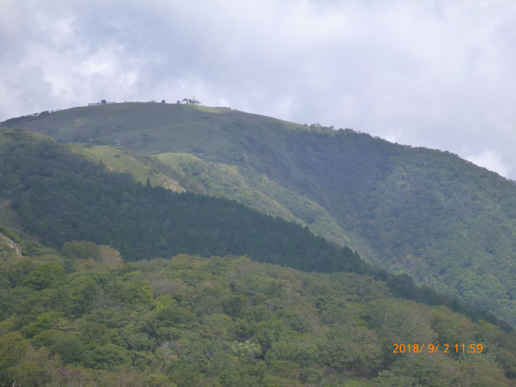 ホッケ山から蓬莱山を望む