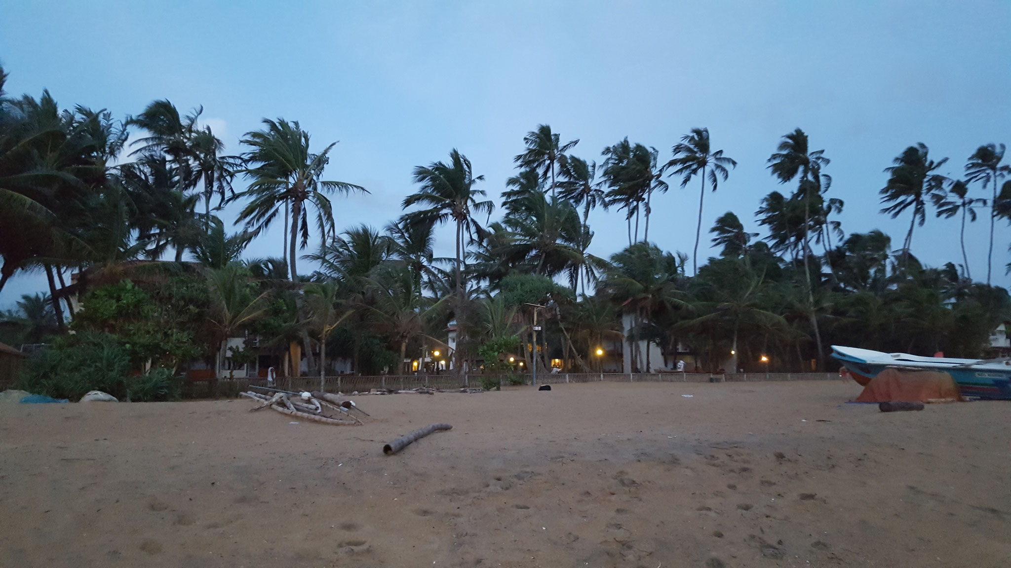 Strand vorm Hotel