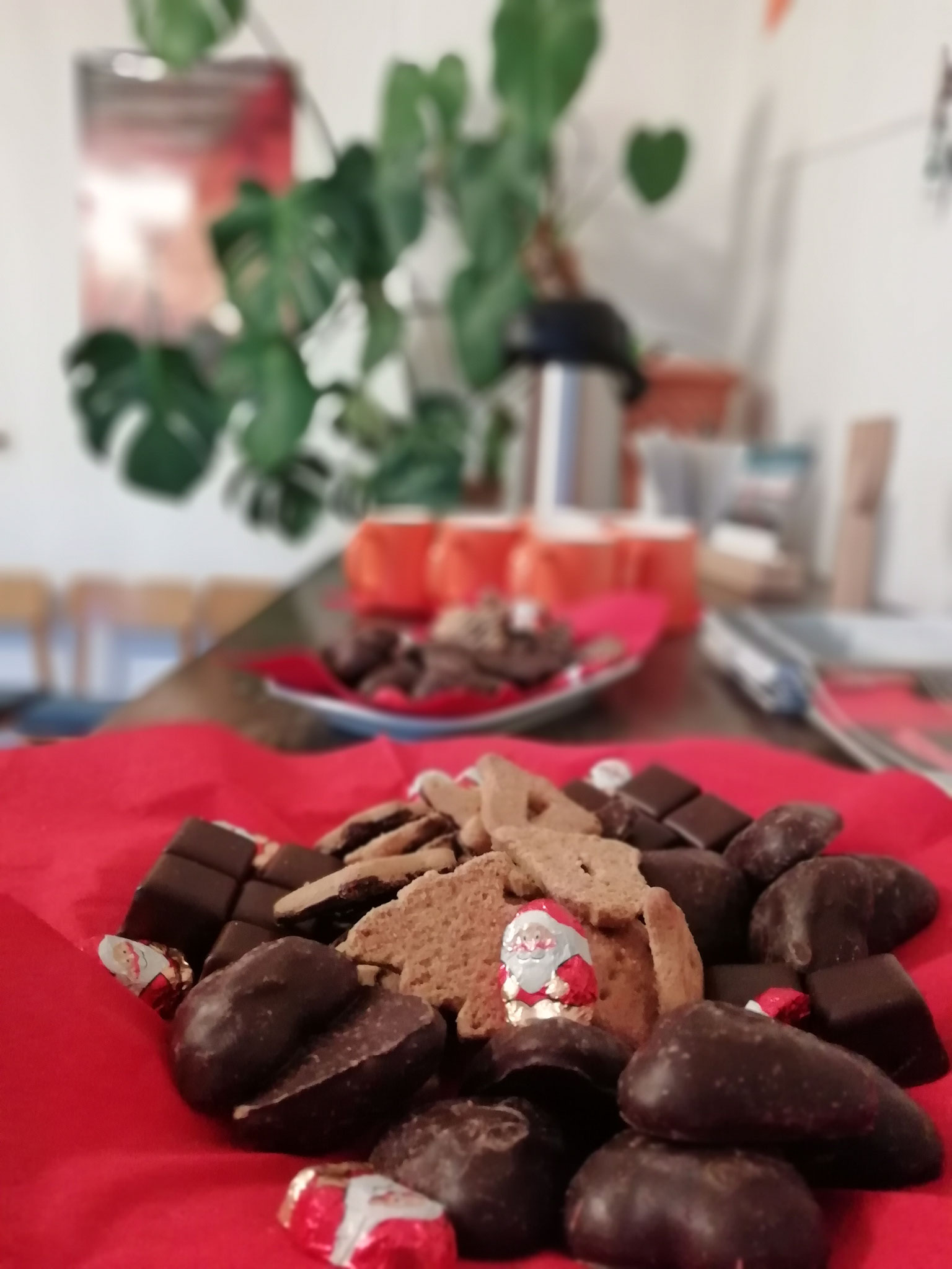 Die letzten Vorbereitungen für den lebendigen Adventskalender in der Bücherkirche laufen.