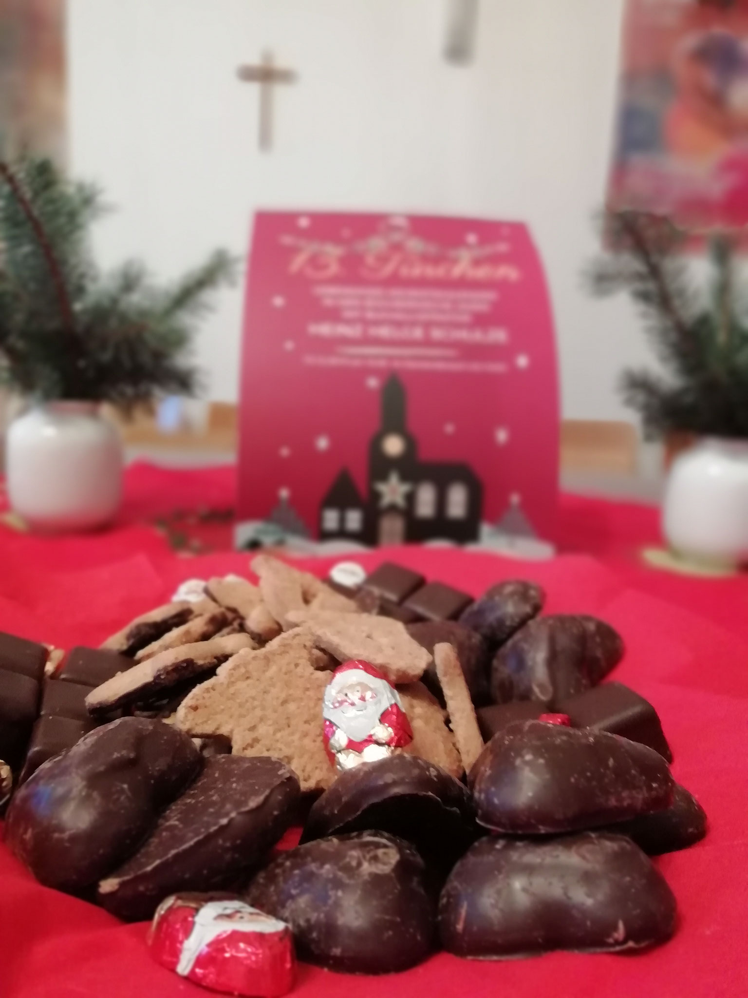 Leckereien für das 13. Türchen des lebendigen Adventskalender in der Bücherkirche Axien stehen bereit.