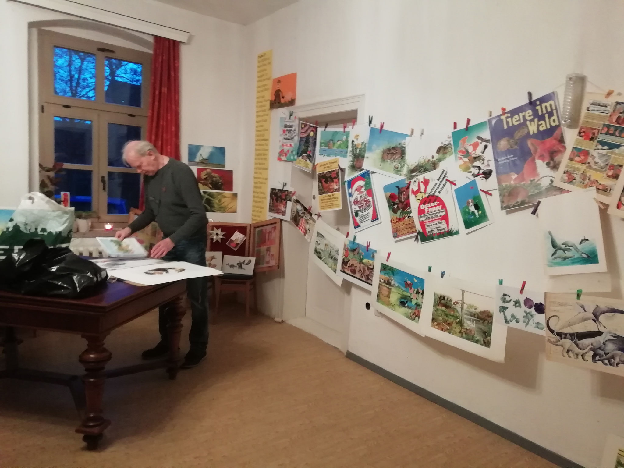 Der Buchillustrator Heinz Helge Schulze bei seinen letzten Vorbereitungen für die Fragestunde in der Bücherkirche Axien.