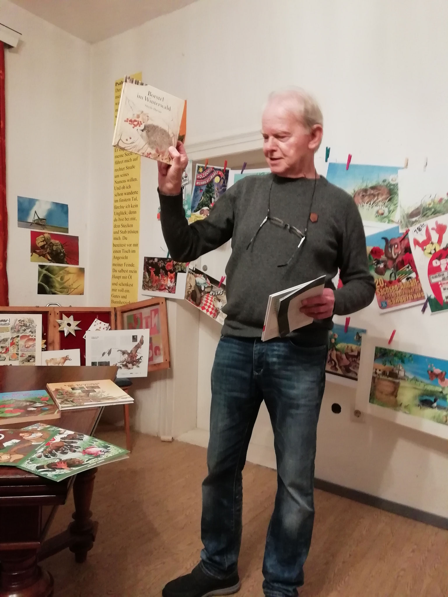 Buchillustrator Heinz Helge Schulze erklärte den Gästen der Bücherkirche Axien seine Arbeit.