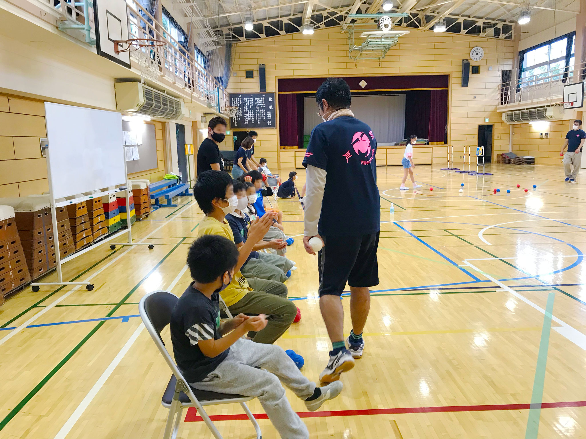 [寺子屋スポーツ教室]手前がボッチャ、奥がラダーゲッター