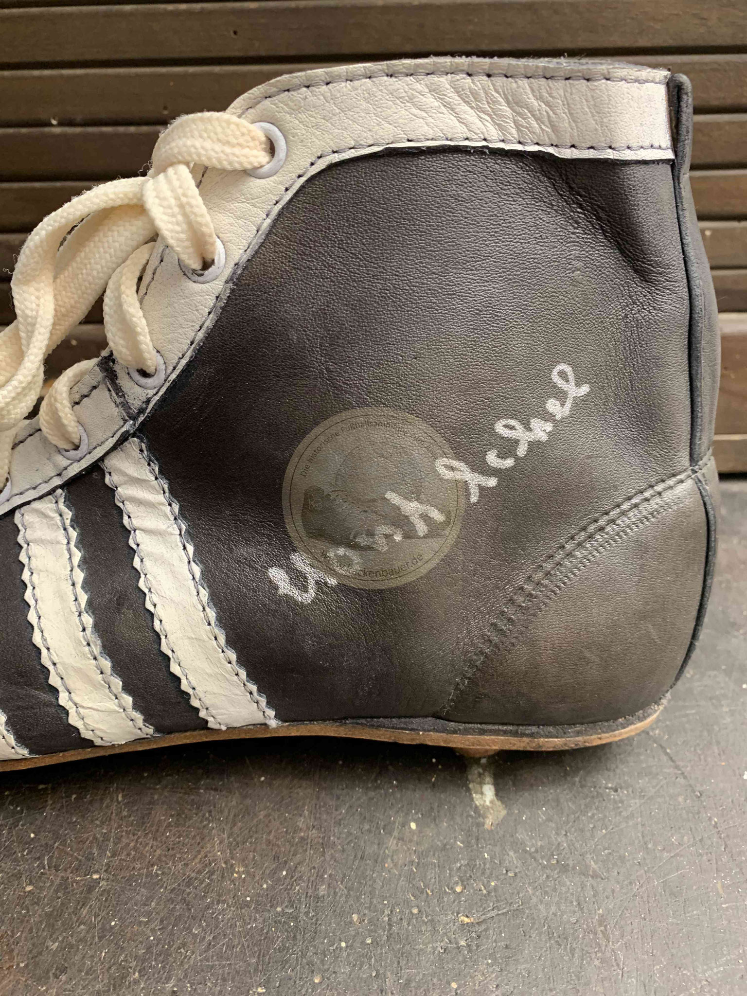 Adidas nachgemachter Adidas Fußballschuh mit dem Autogramm von Horst Eckel 2