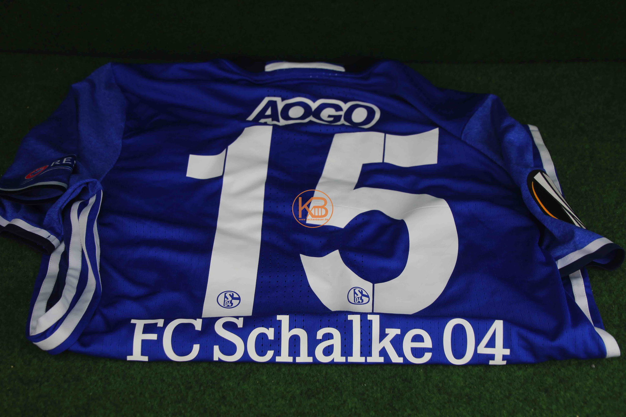 Ein original Matchprepared Uefa Pokal Trikot von Schalke 04  von Dennis Aogo 2/2