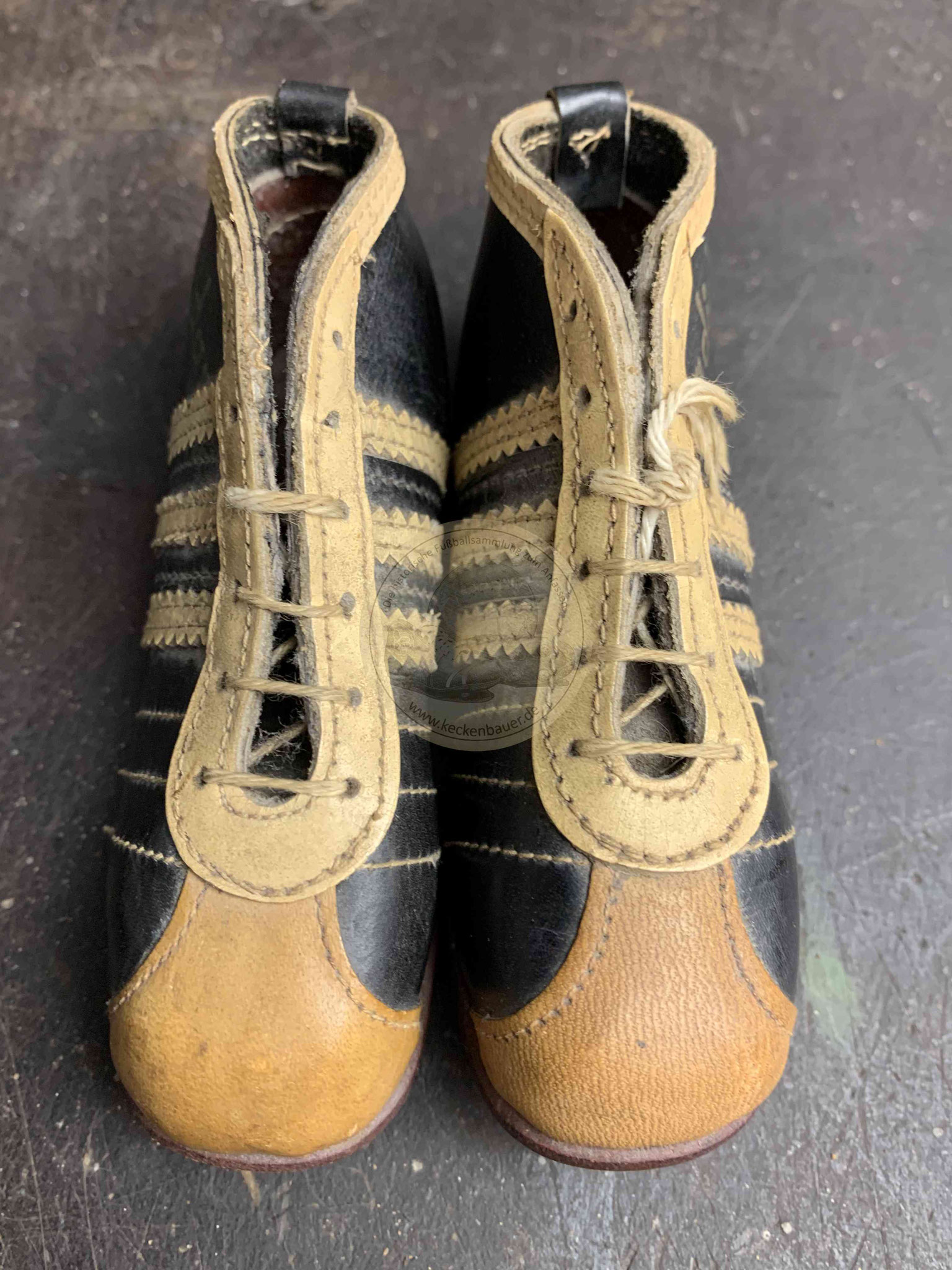 Alte mini Fußballschuhe von Adidas mit persönlicher Widmung aus dem Jahr 1964 