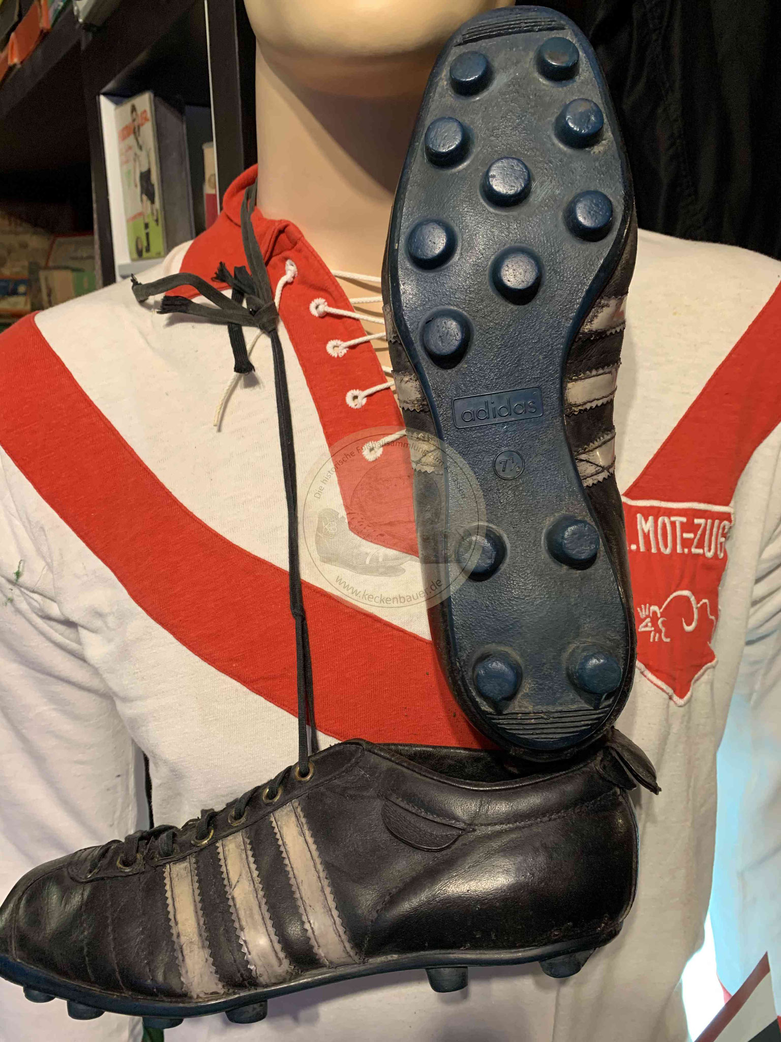 Adidas Fußballschuhe aus den 1960er Jahren mit blauer Gummisohle