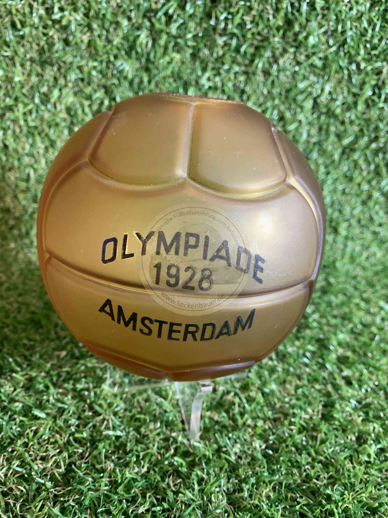 1928 Olympia Vase in Form eines Fußballs