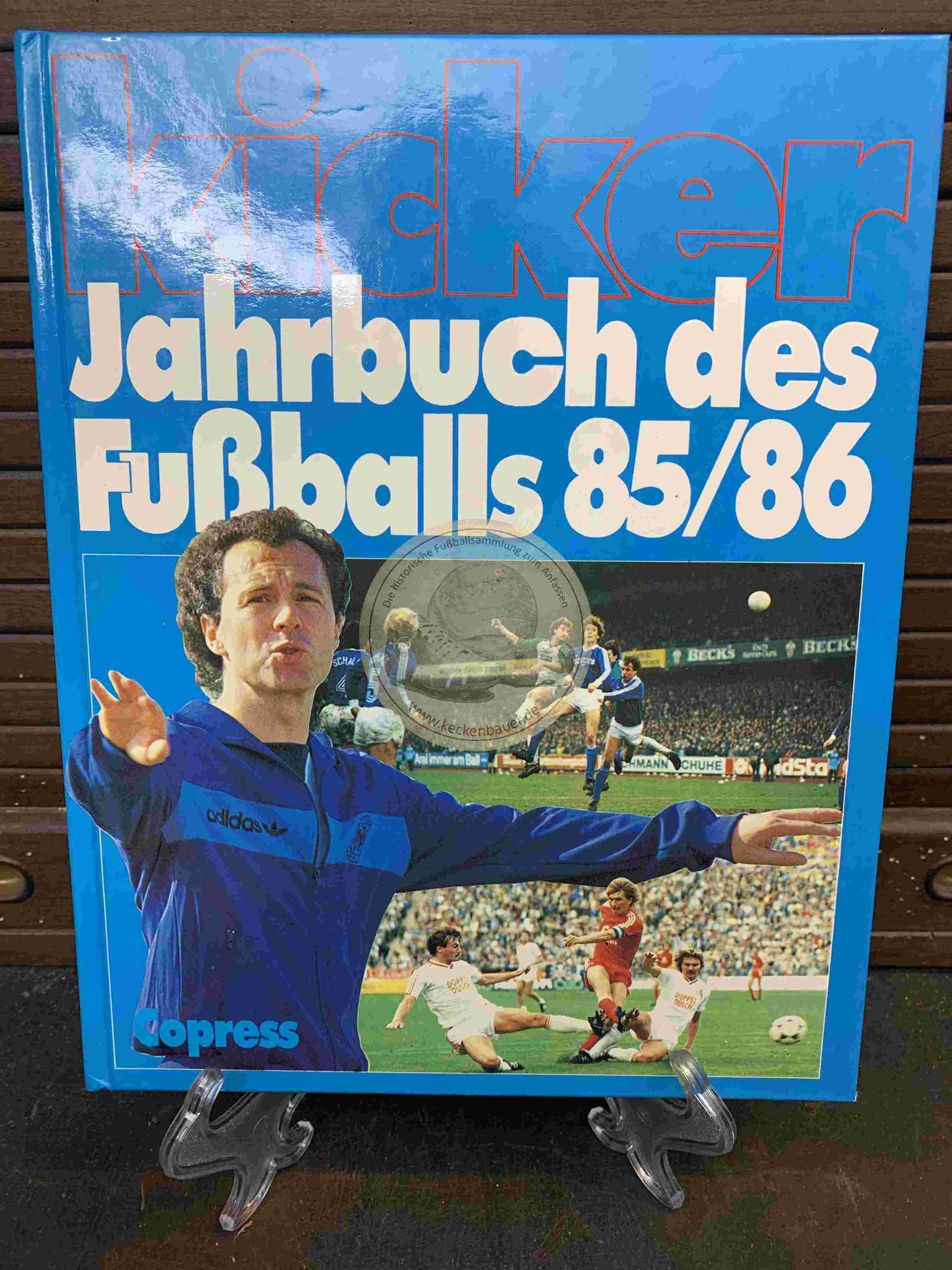 Kicker Jahrbuch des Fußballs 1985/1986 vom Copress Verlag.