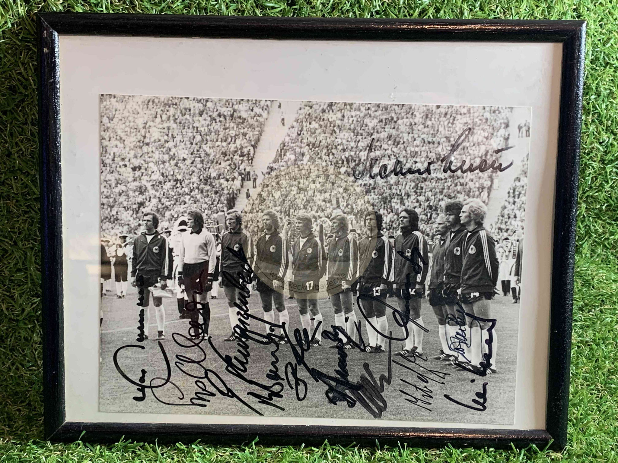 1974 Bild mit original Autogrammen der deutschen Nationalmannschaft