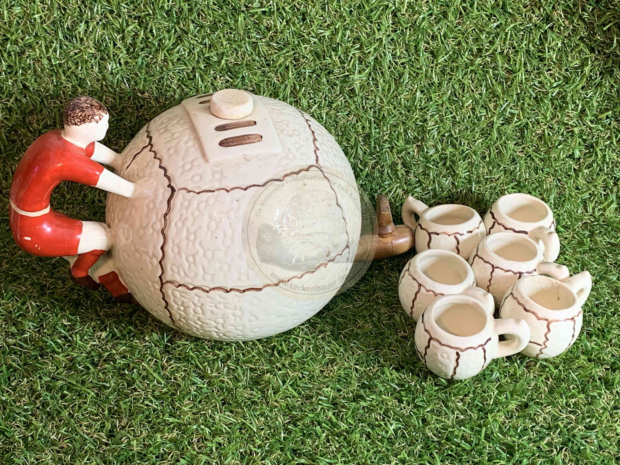 Zapfhahn in Fußballform mit Schnapsgläsern Made in Germany