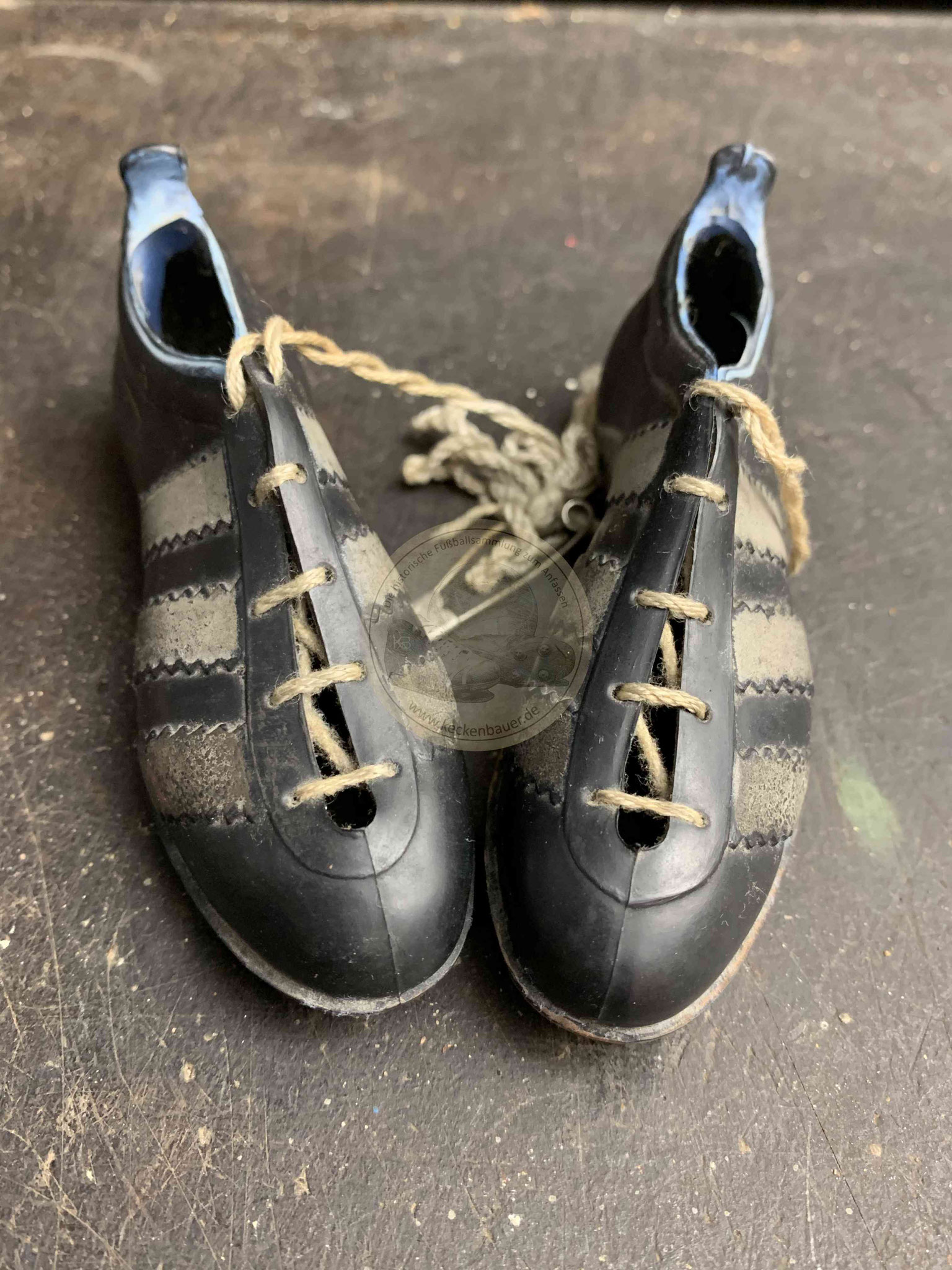 Alte mini Fußballschuhe von Adidas mit einem einem Vermerk zum Spiel Stuttgarter Kickers gegen Neckeraus am 24.08.1968