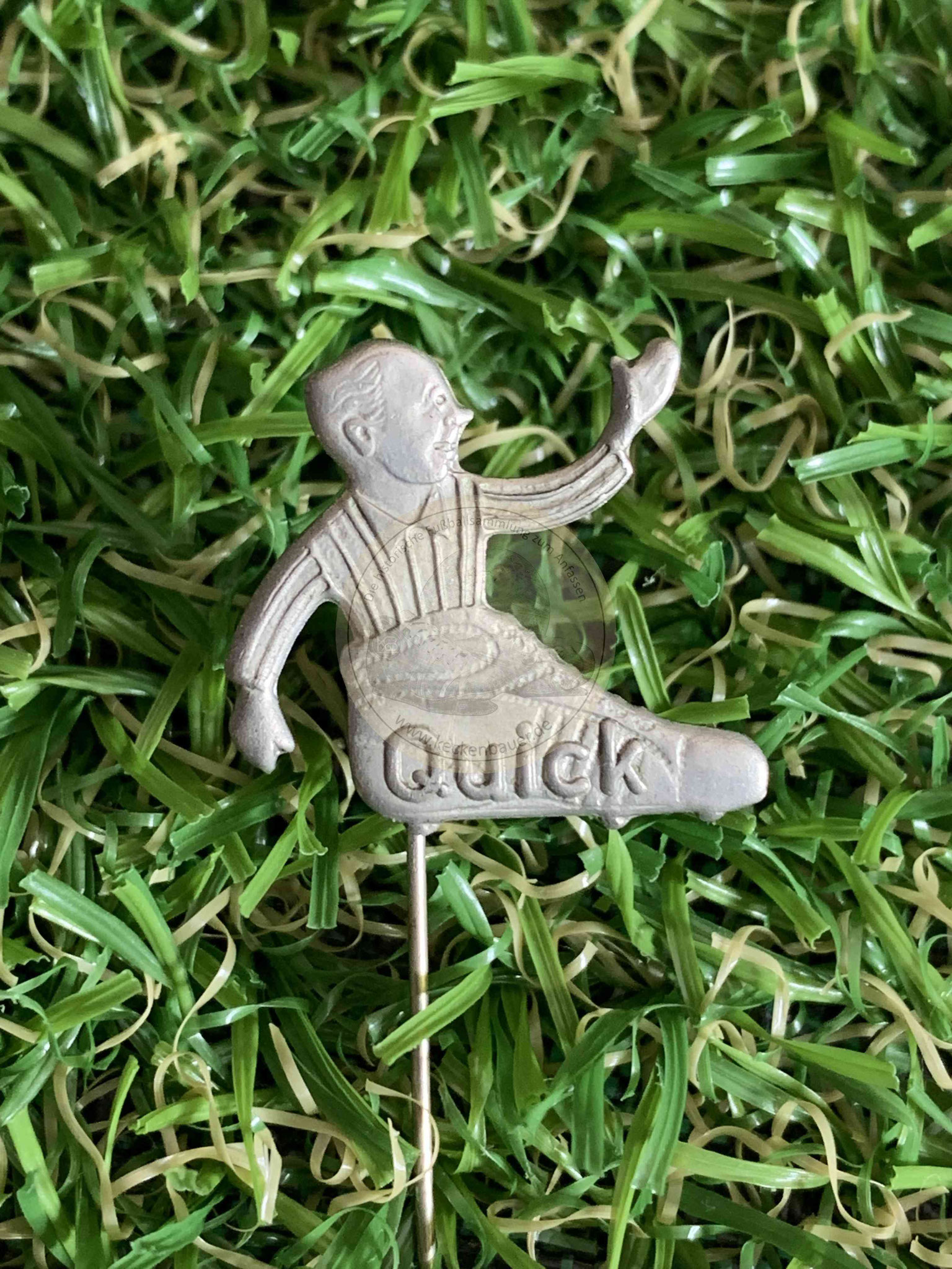 Anstecknadel von Quick in Form eines Fußballschuhs mit Figur