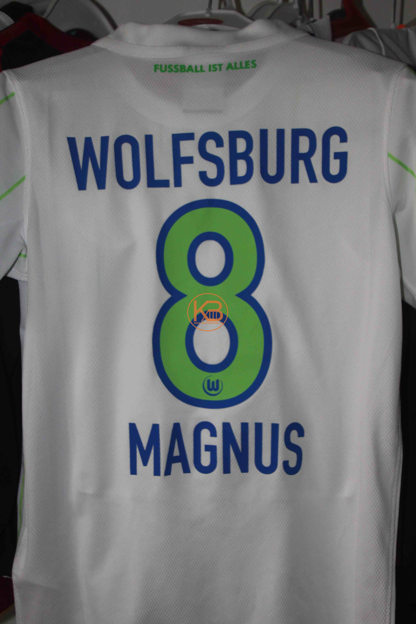 Trikot mit Eigennamen vom VFL Wolfsburg mit "seiner" Nummer 8 2/2