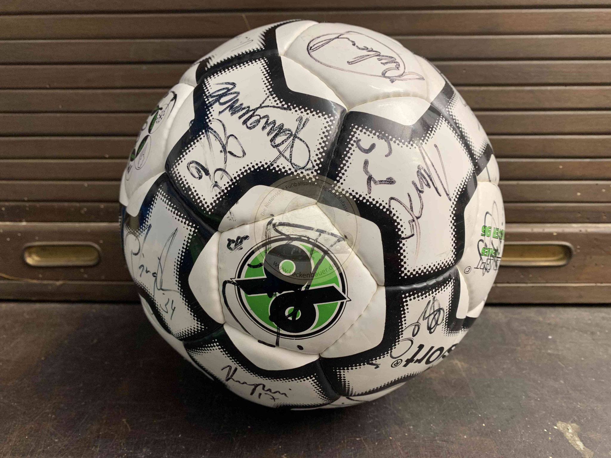 Uhlsport Ball mit den Unterschriften von Hannover 96 aus den 2000er Jahren