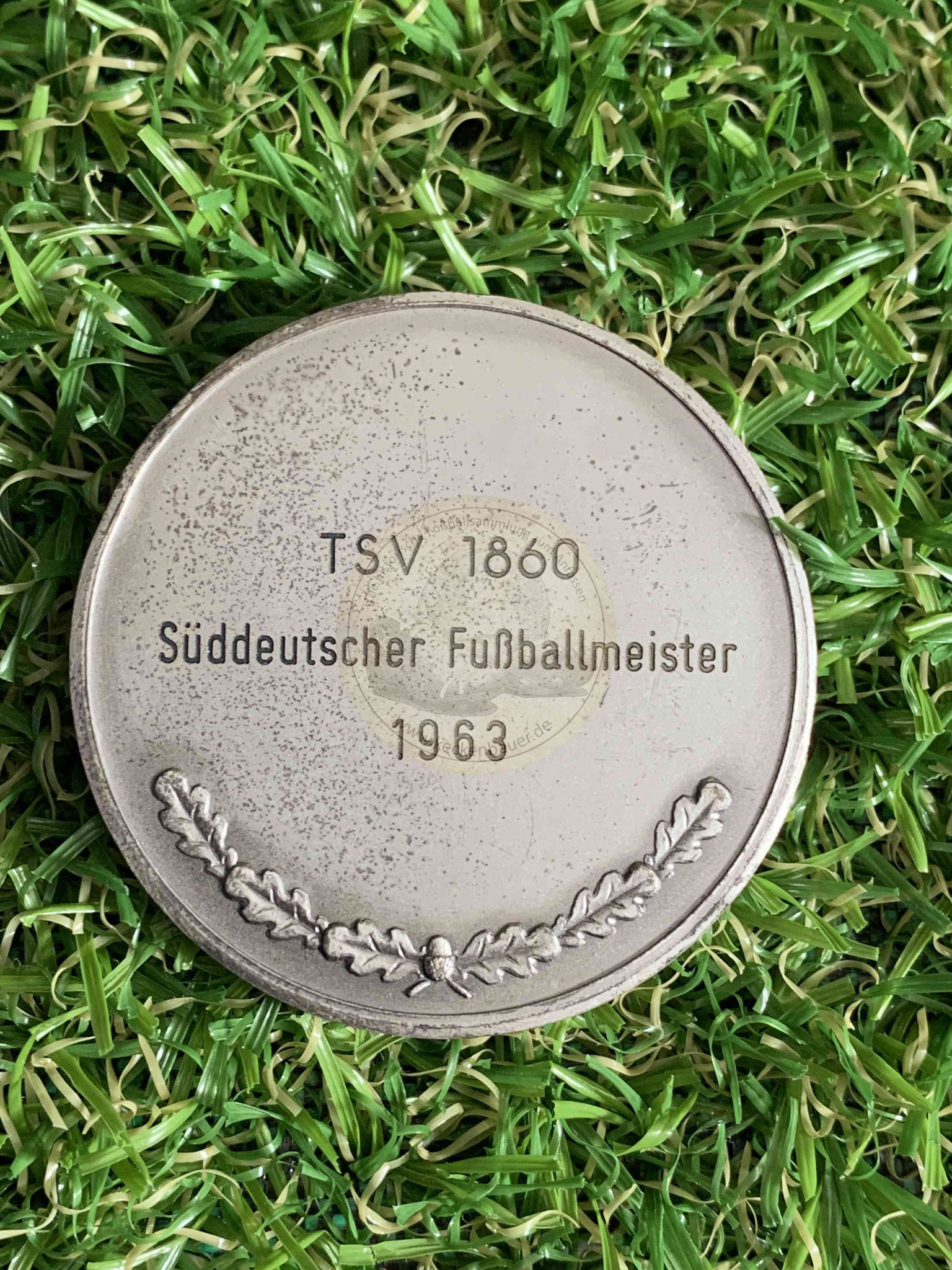 Sportplakette der Landeshauptstadt München für den Gewinn der Süddeutschen Fussballeisterschaft mit 1860 München aus dem Jahr 1963 aus dem Nachlass von Max Merkel b