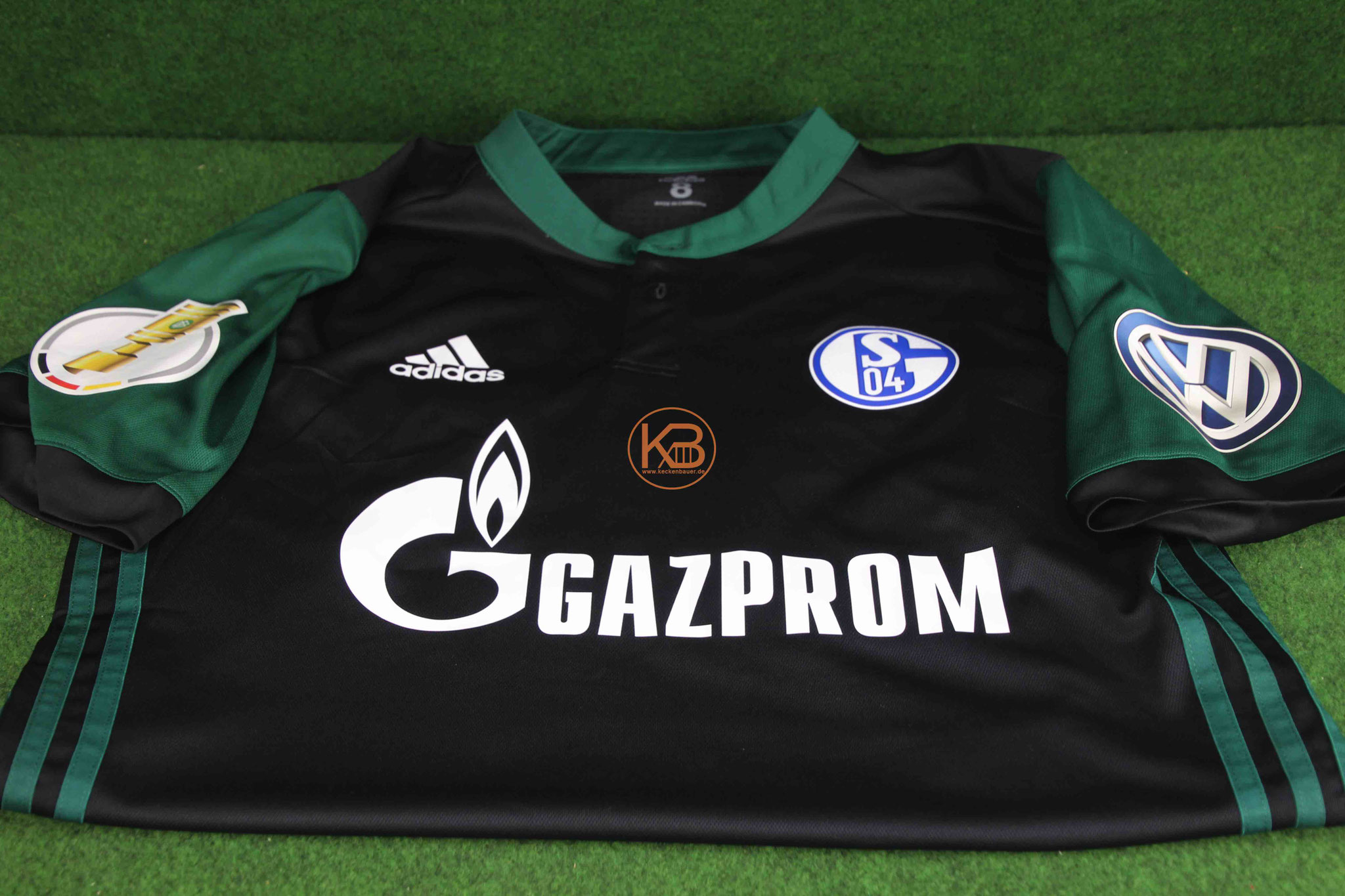 Ein original Matchprepared DFB Pokal Trikot von Schalke 04 inkl. Autogramm von Alexander Nübel 1/2