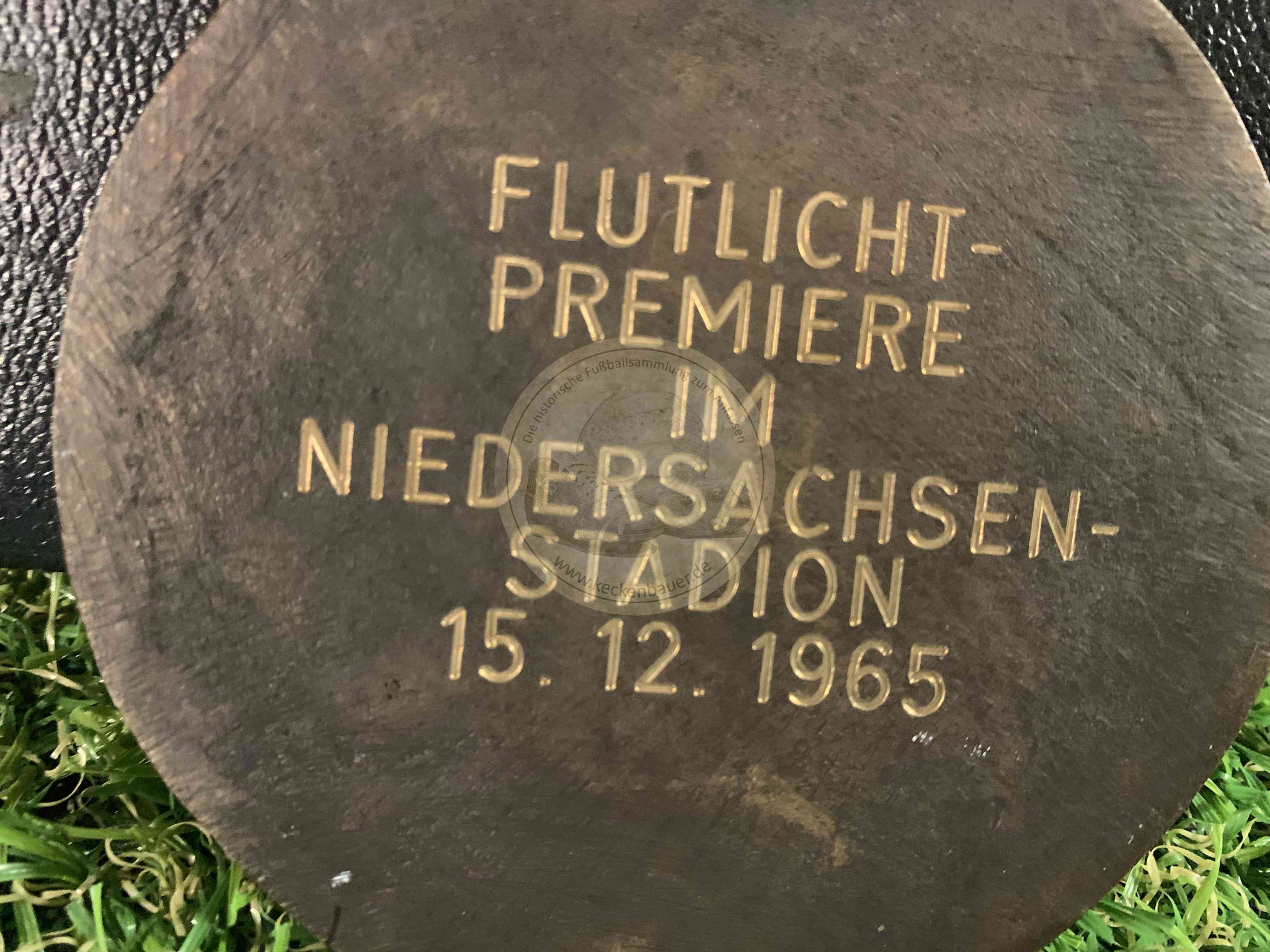 19651512 Medaillie von der Flutlichtpremiere im Niedersachsenstadion b