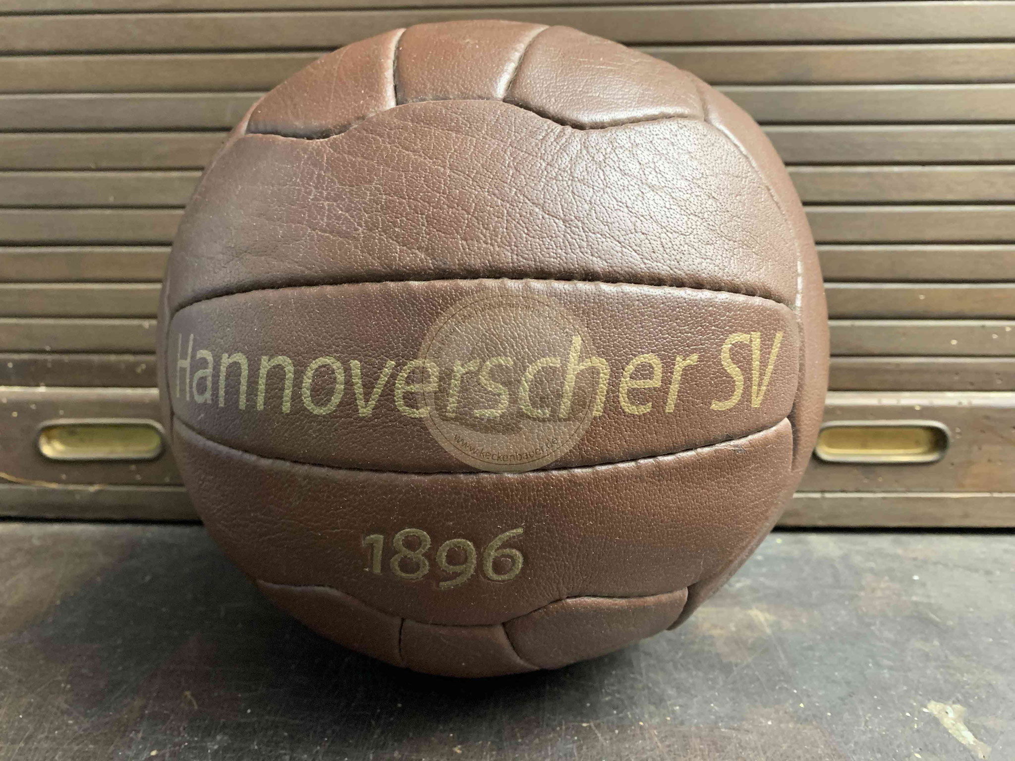 Retroball von Hannover 96 mit drei Panelen je Seite und Ventil