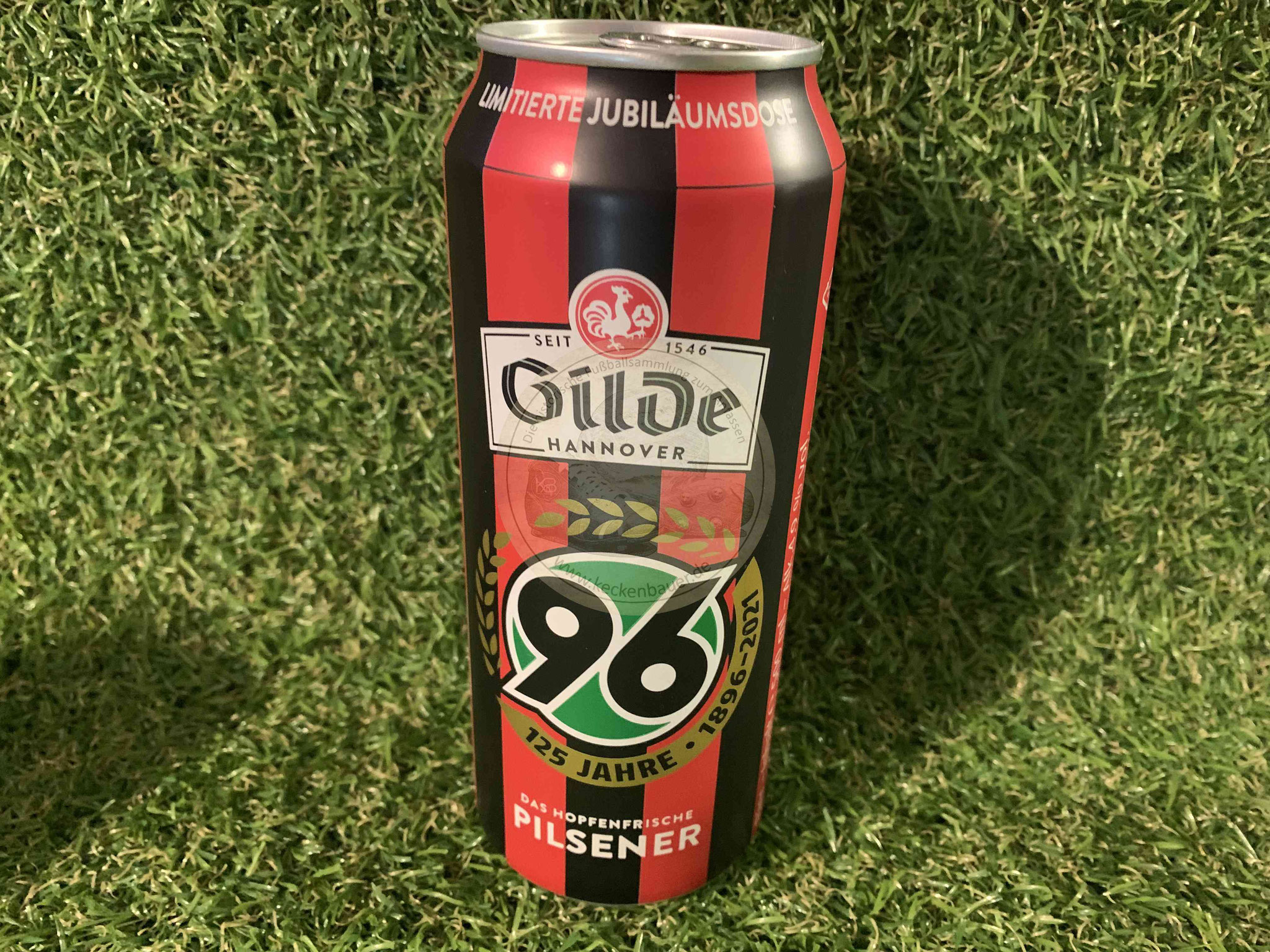 Bier von Gilde im Jubiläumstrikot von Hannover 96