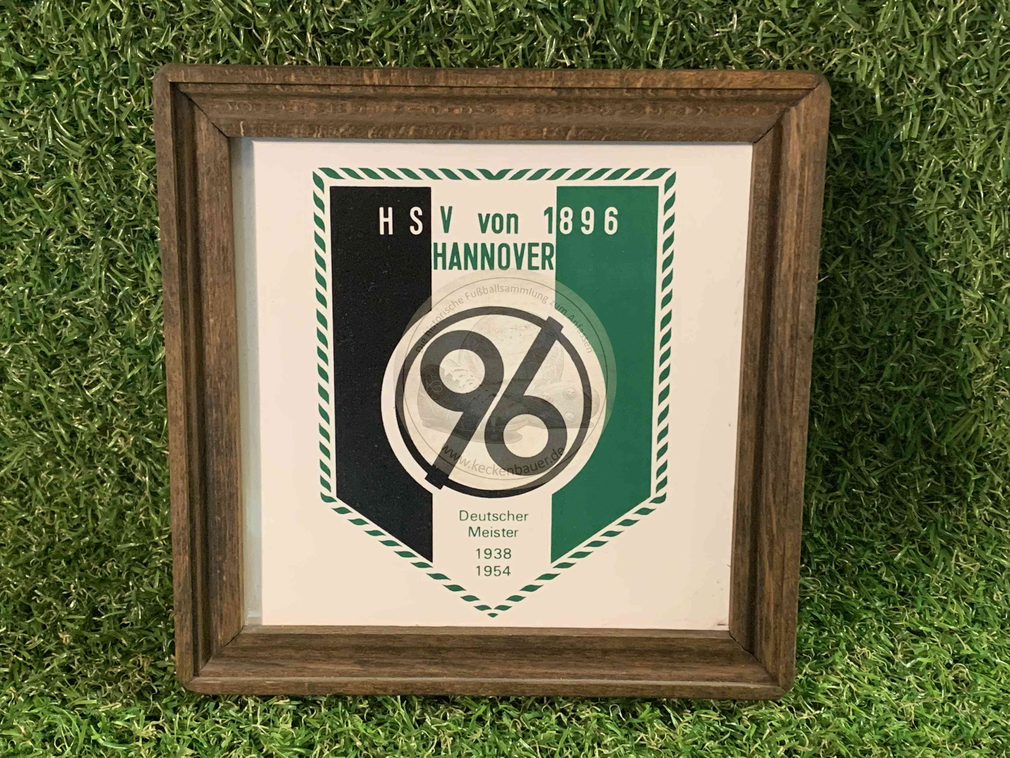 Fliese von Hannover 96 in den Maßen 15x15 cm, vermutlich aus den 1980ern im Holzrahmen