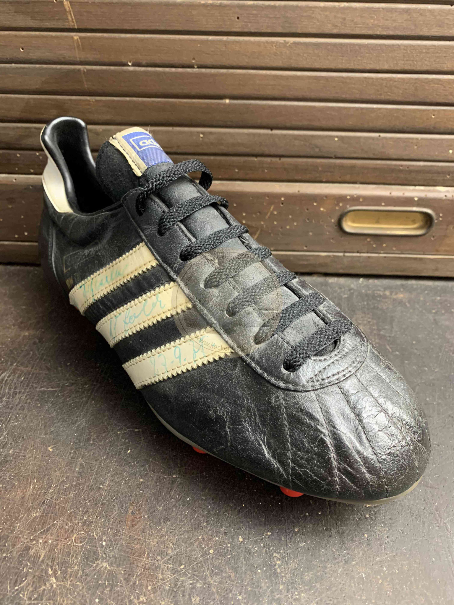 Adidas Top Star von Helmut Kremers mit Schraubstollen, seinem und dem Autogramm von Uwe Seeler 