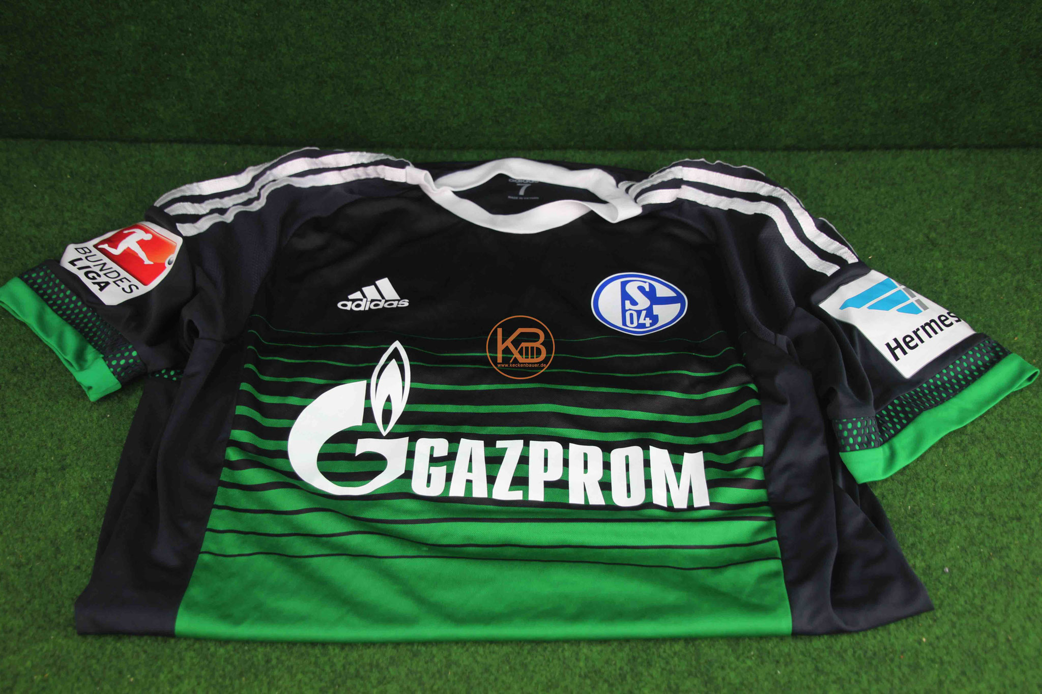 Ein original Matchprepared Bundesliga Trikot von Schalke 04  von Roman Neustädter 1/2