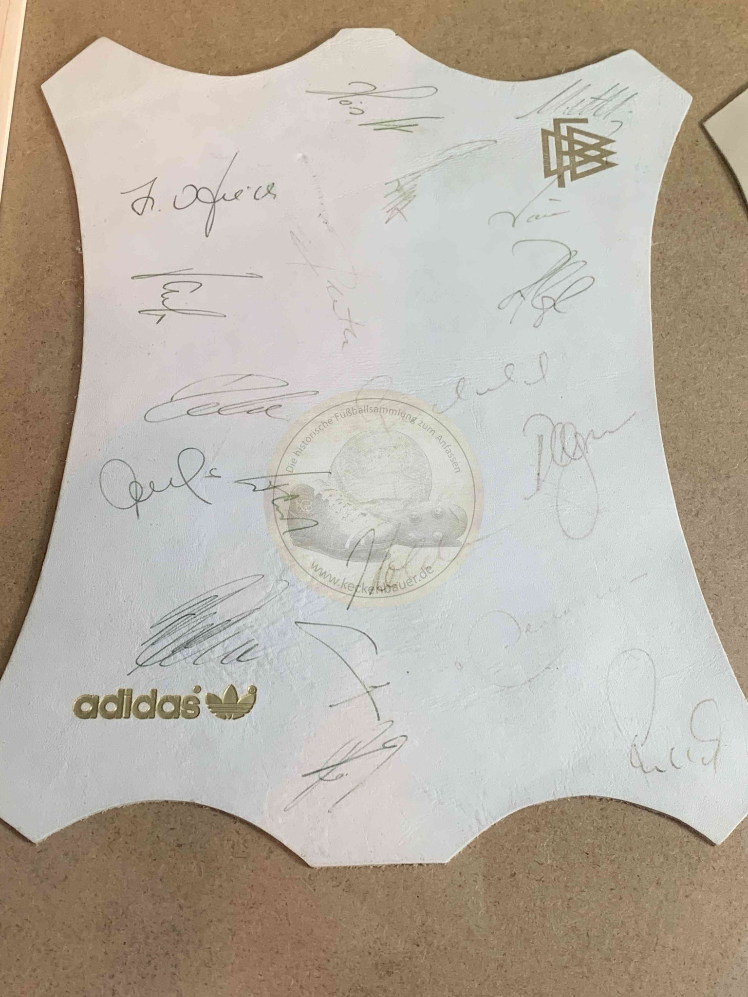 Autogrammleder von Adidas mit den Autogrammen des DFB