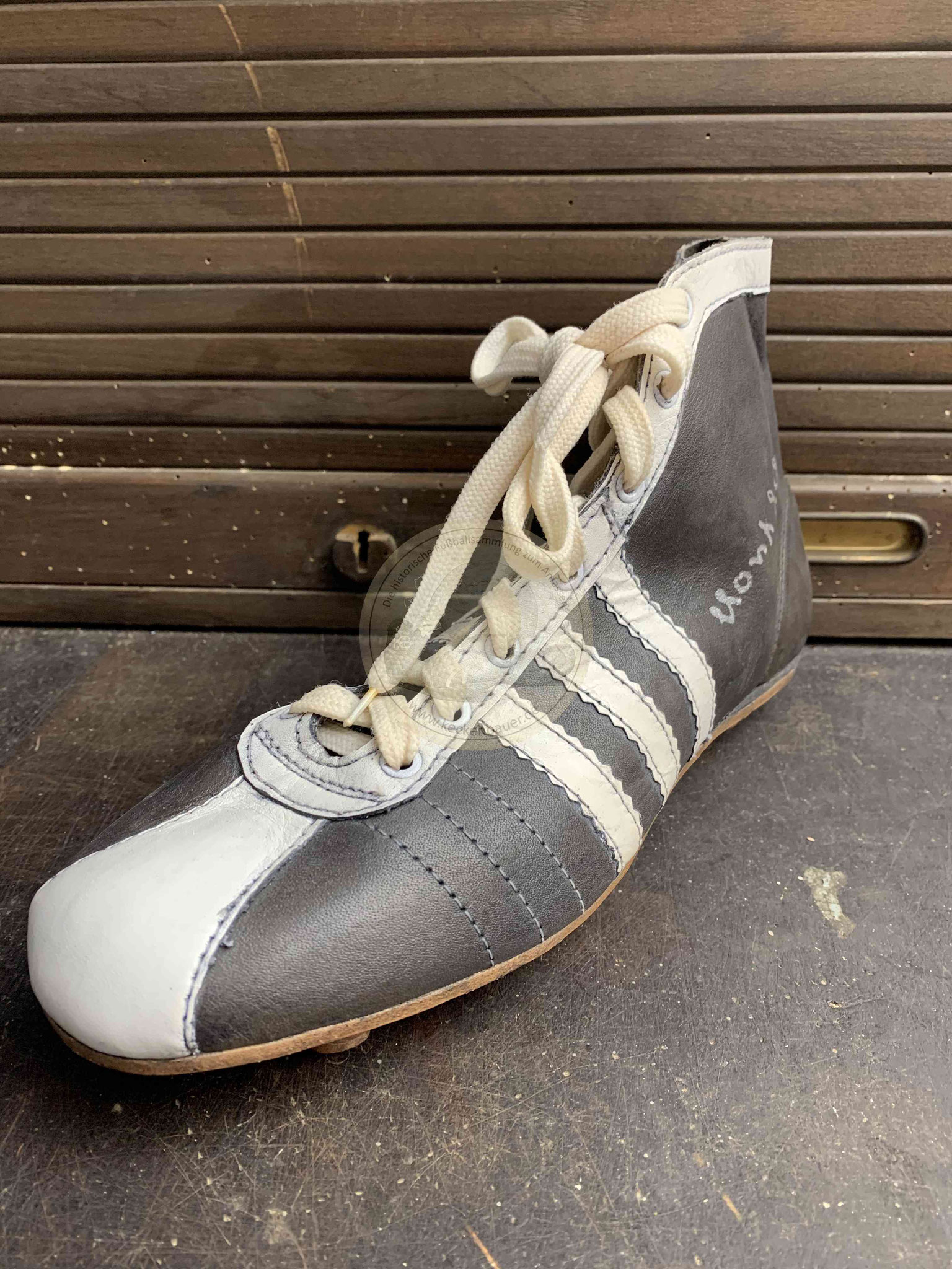 Adidas nachgemachter Adidas Fußballschuh mit dem Autogramm von Horst Eckel