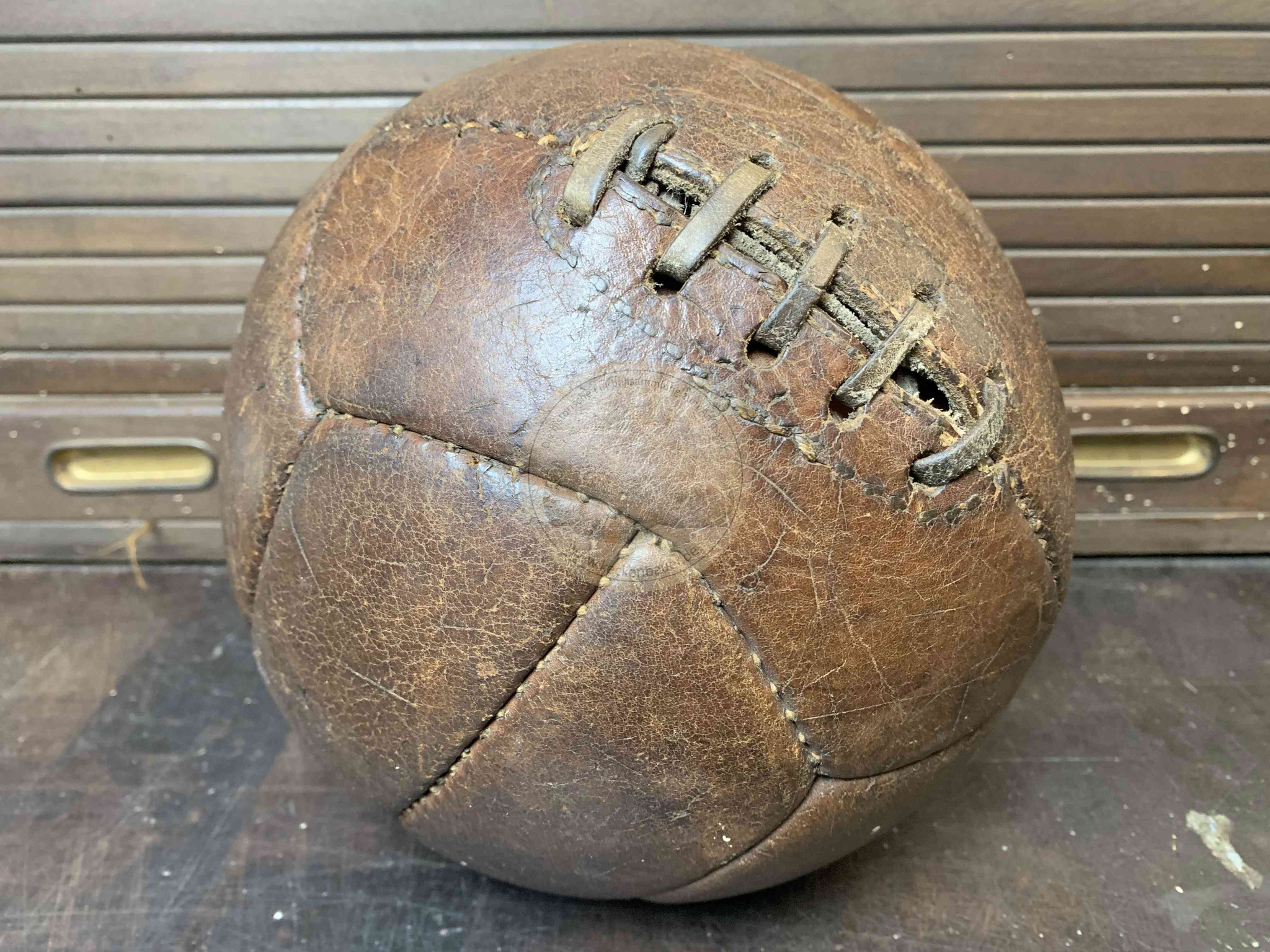 Fußball mit den zwei Panelen je Seite und klassischer Naht für die Ballblase 