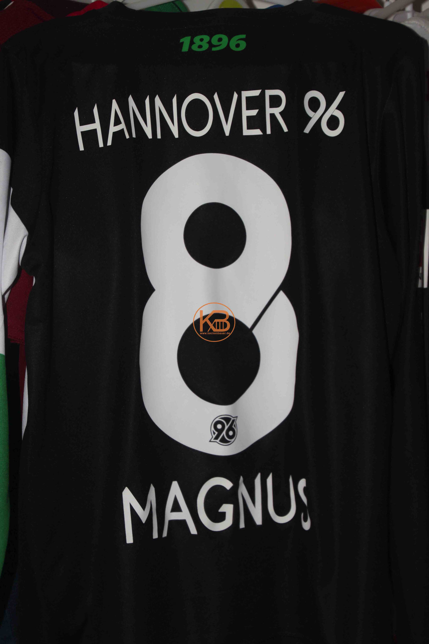 Sondertrikot mit Eigennamen von Hannover96 mit "seiner" Nummer 8 2/2