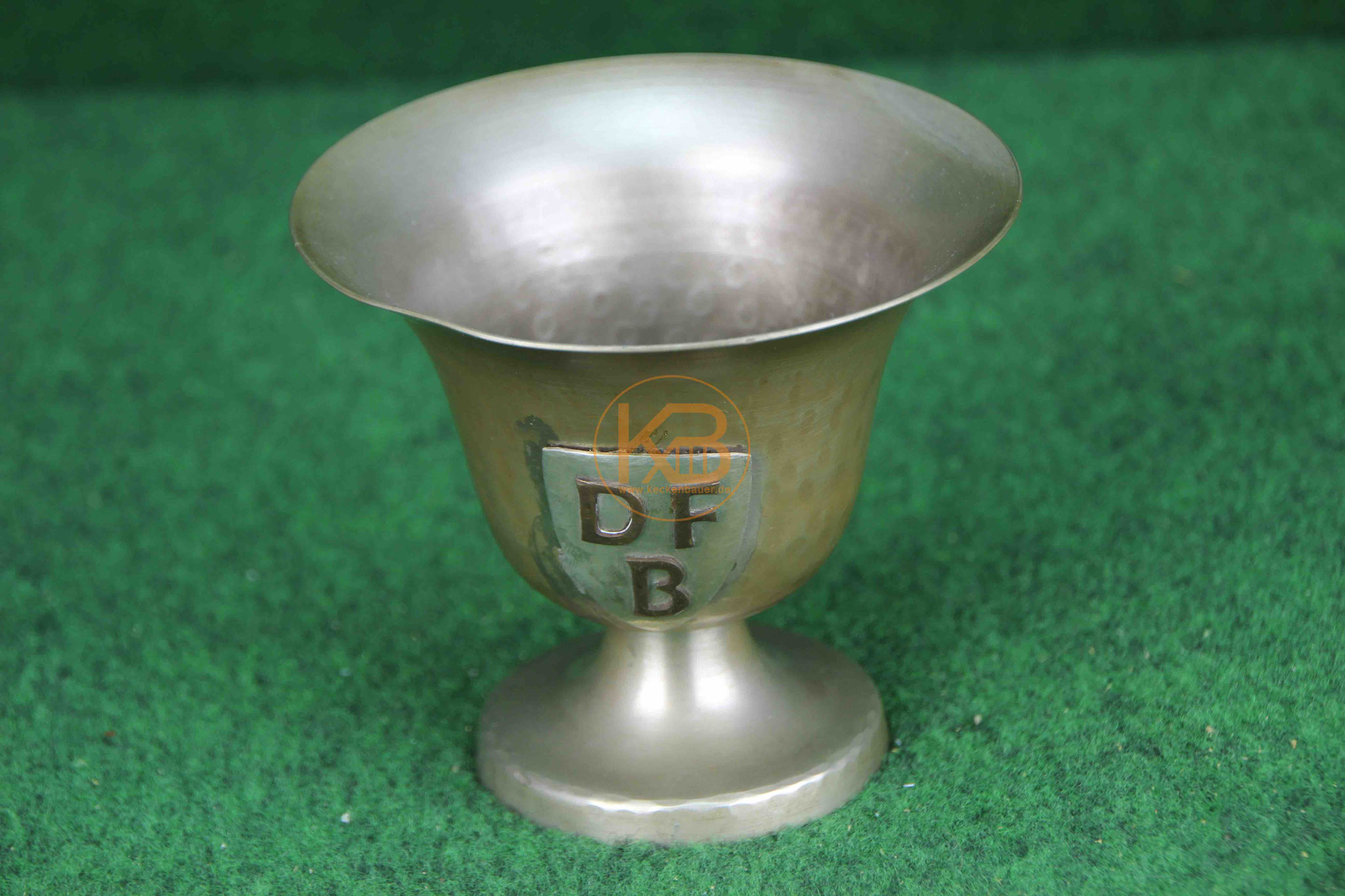 Kelch-Pokal mit der DFB Inschrift, die Max Merkel vom „Boss“ Adalbert Wetzel, dem damaligen Präsidenten der Münchener Löwen, 1964 zu Weihnachten geschenkt bekommen hat 1/2